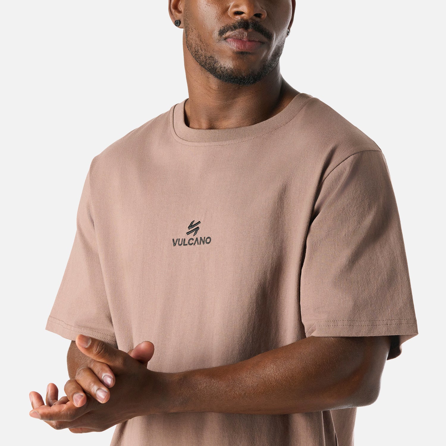 Detalle del logo Vulcano en la Polera Cool Down T-Shirt Taupe para hombre, con cuello redondo y textura de algodón premium.