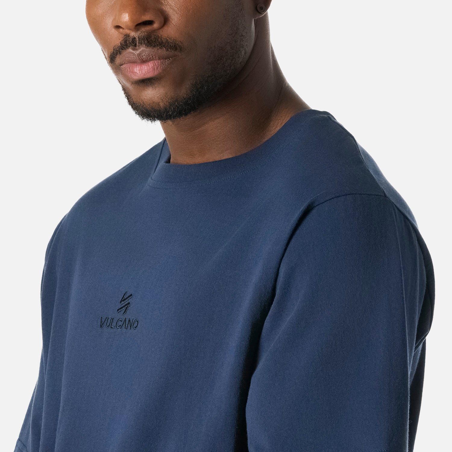 Detalle del logo Vulcano en la Polera Cool Down T-Shirt Azul Marino para hombre, con cuello redondo y textura de algodón premium.