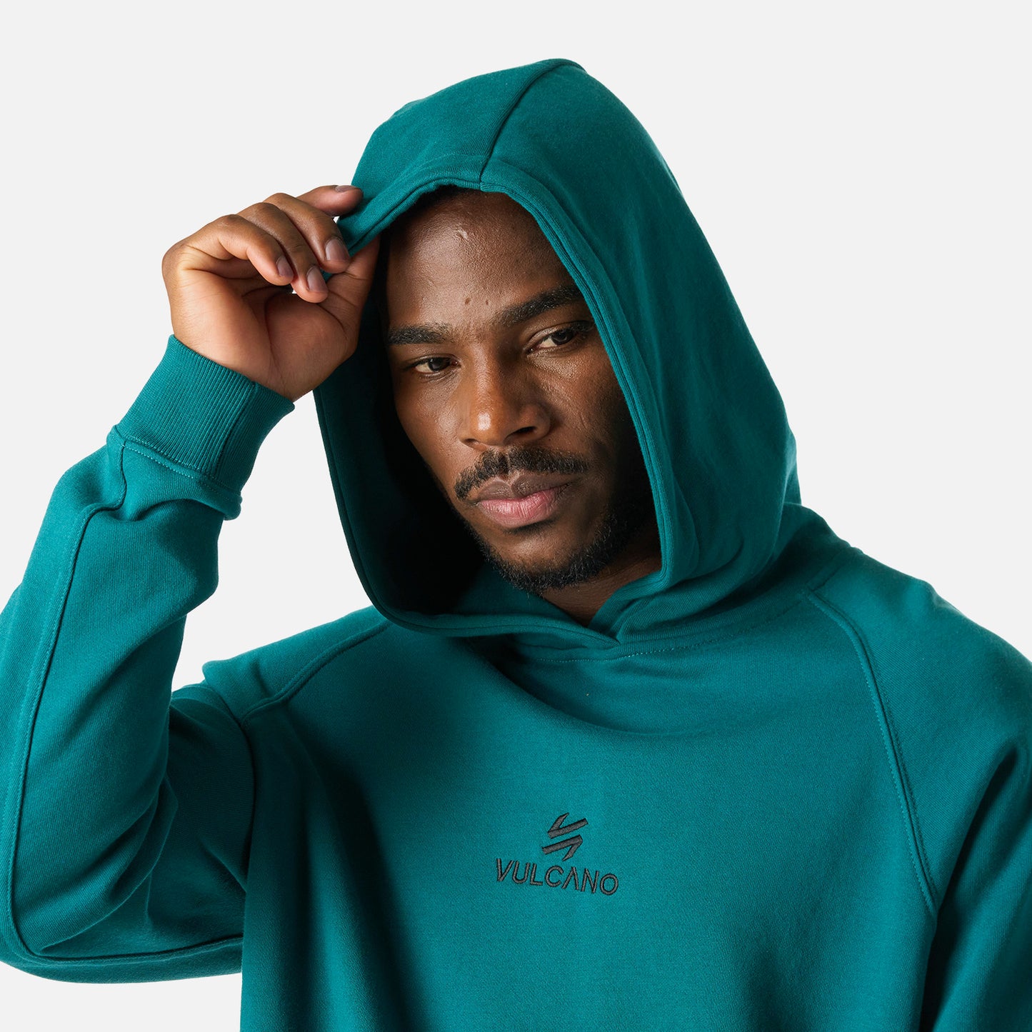 Detalle del Polerón Hombre Cool Down Sweatshirt Hoody Petroleo Vulcano con capucha puesta y logo bordado en el pecho.