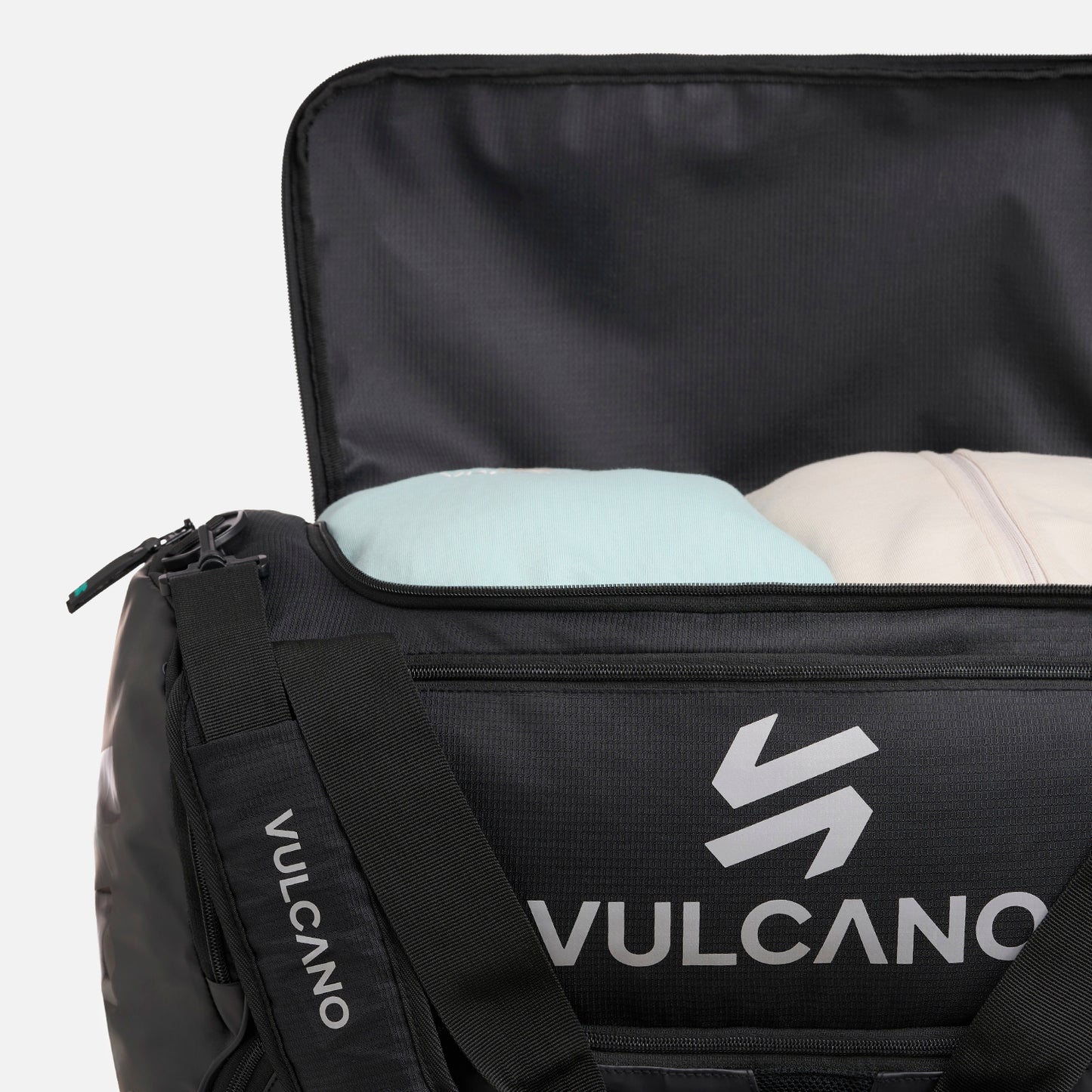 Interior espacioso del Bolso All Sport 40L Duffle Bag Negro Vulcano mostrando ropa organizada para actividades deportivas.