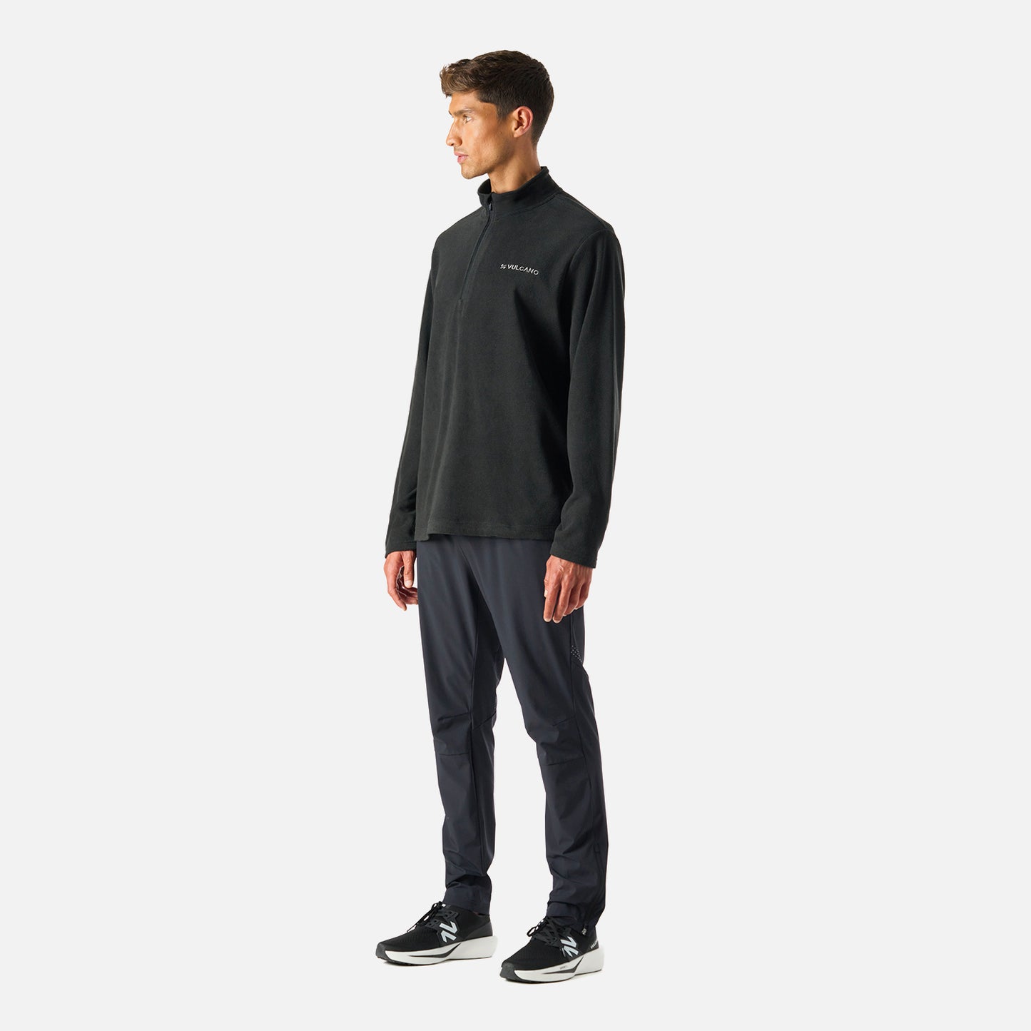 Conjunto completo con Polerón Hombre Cool Down 1/4 Zip Fleece Negro Vulcano, perfecto para climas fríos y estilo casual.