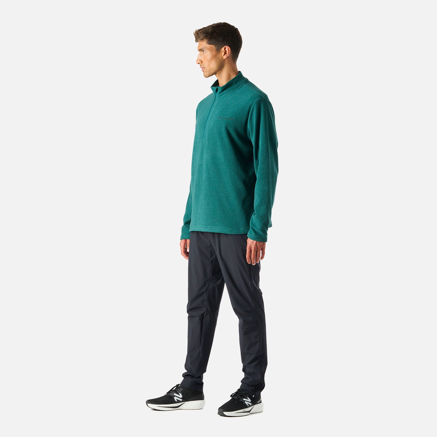 Vista completa del Polerón Hombre Cool Down 1/4 Zip Fleece Petroleo Vulcano en conjunto casual. Ideal para actividades lifestyle y días fríos.