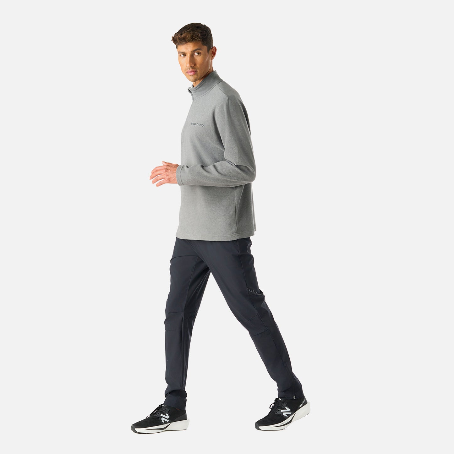 Polerón Vulcano Cool Down 1/4 Zip Fleece para hombre, diseño versátil en gris medio, ideal para estilo de vida activo y urbano.
