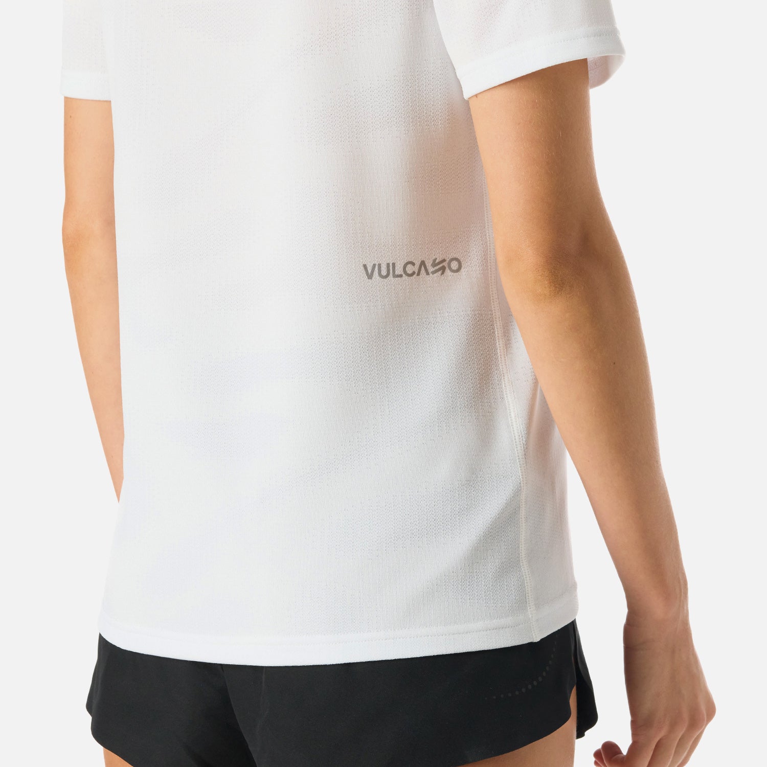 Detalle de la espalda de la Polera Mujer Built To Move T-Shirt Blanco Vulcano con logo y textura del tejido Q-Dry.