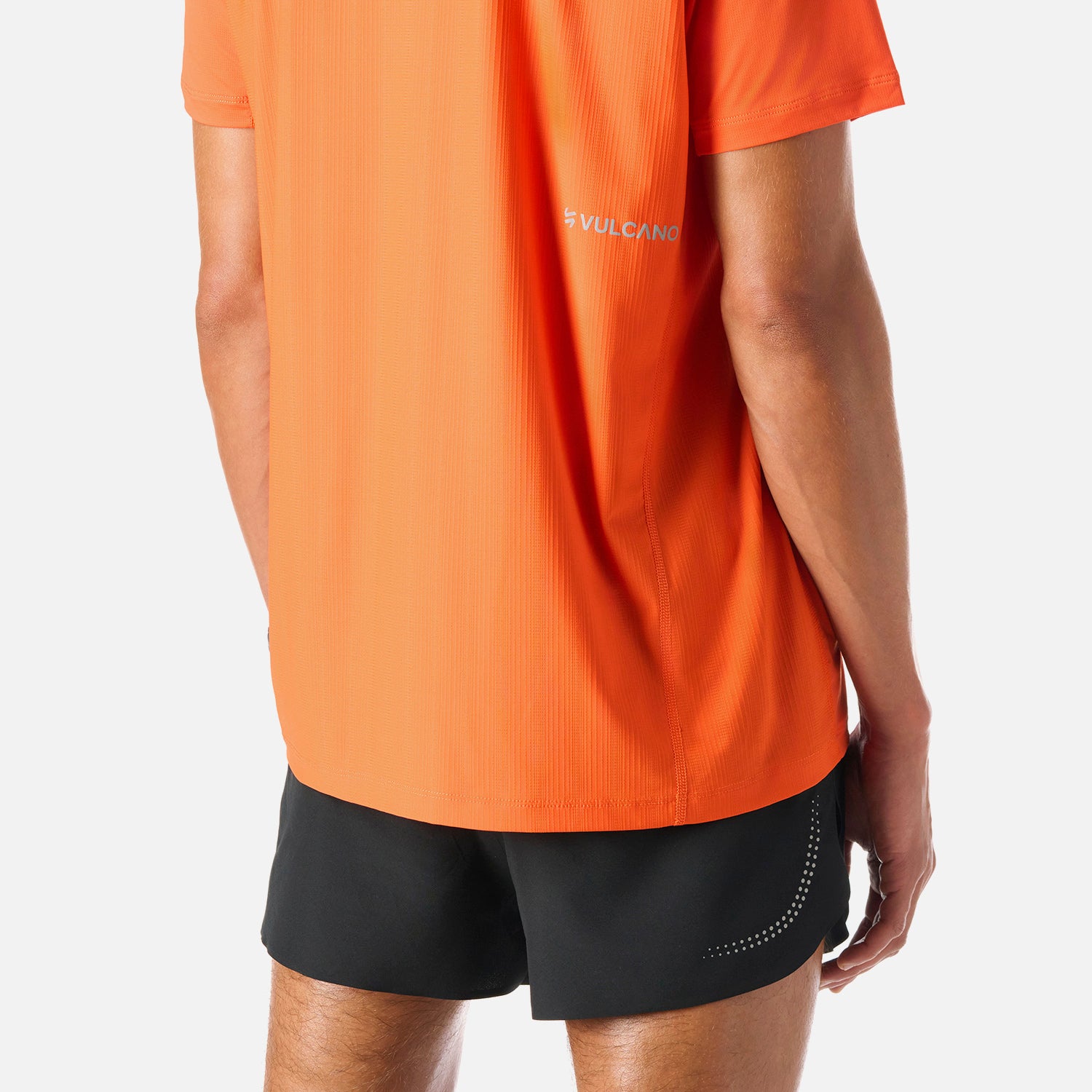 Polera Hombre Naranjo Vulcano - Deportiva Q-Dry, detalle del logo Vulcano en la espalda. Material técnico ideal para mantener la frescura.