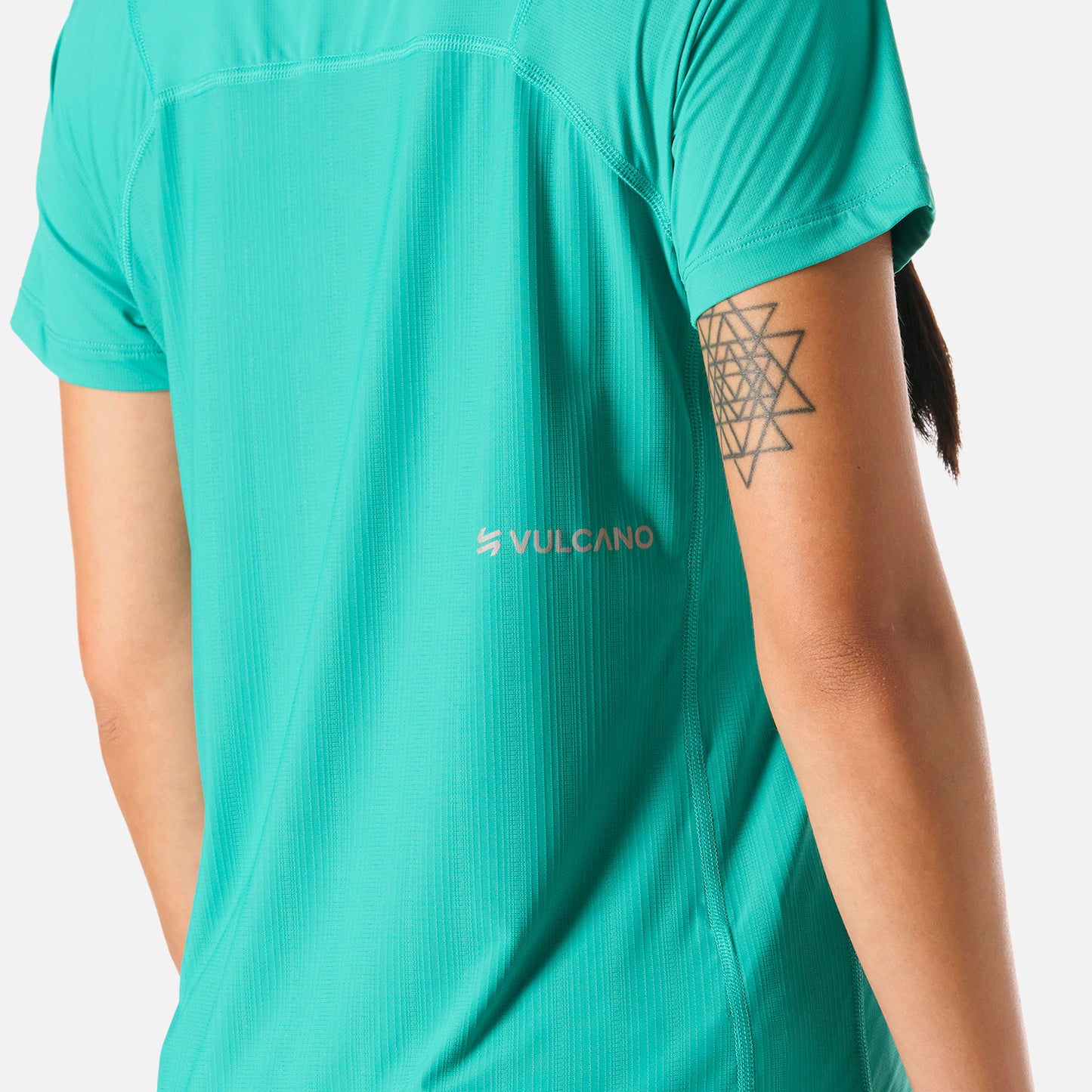 Detalle de la espalda de la Polera Mujer Built To Move T-Shirt Turquesa Vulcano con logo y textura del tejido Q-Dry.
