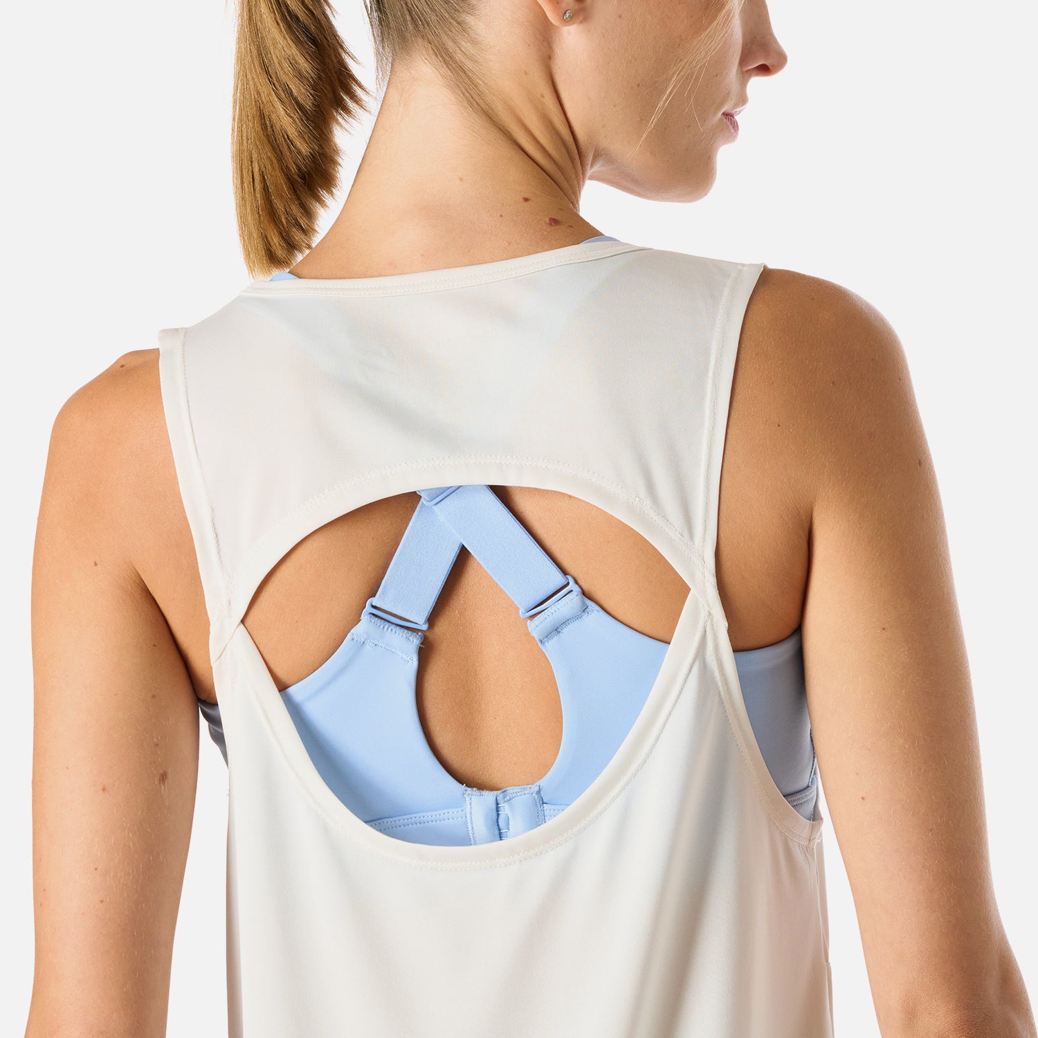 Logo reflectivo Vulcano en la parte trasera baja de la polera blanca, mejora visibilidad en condiciones de poca luz