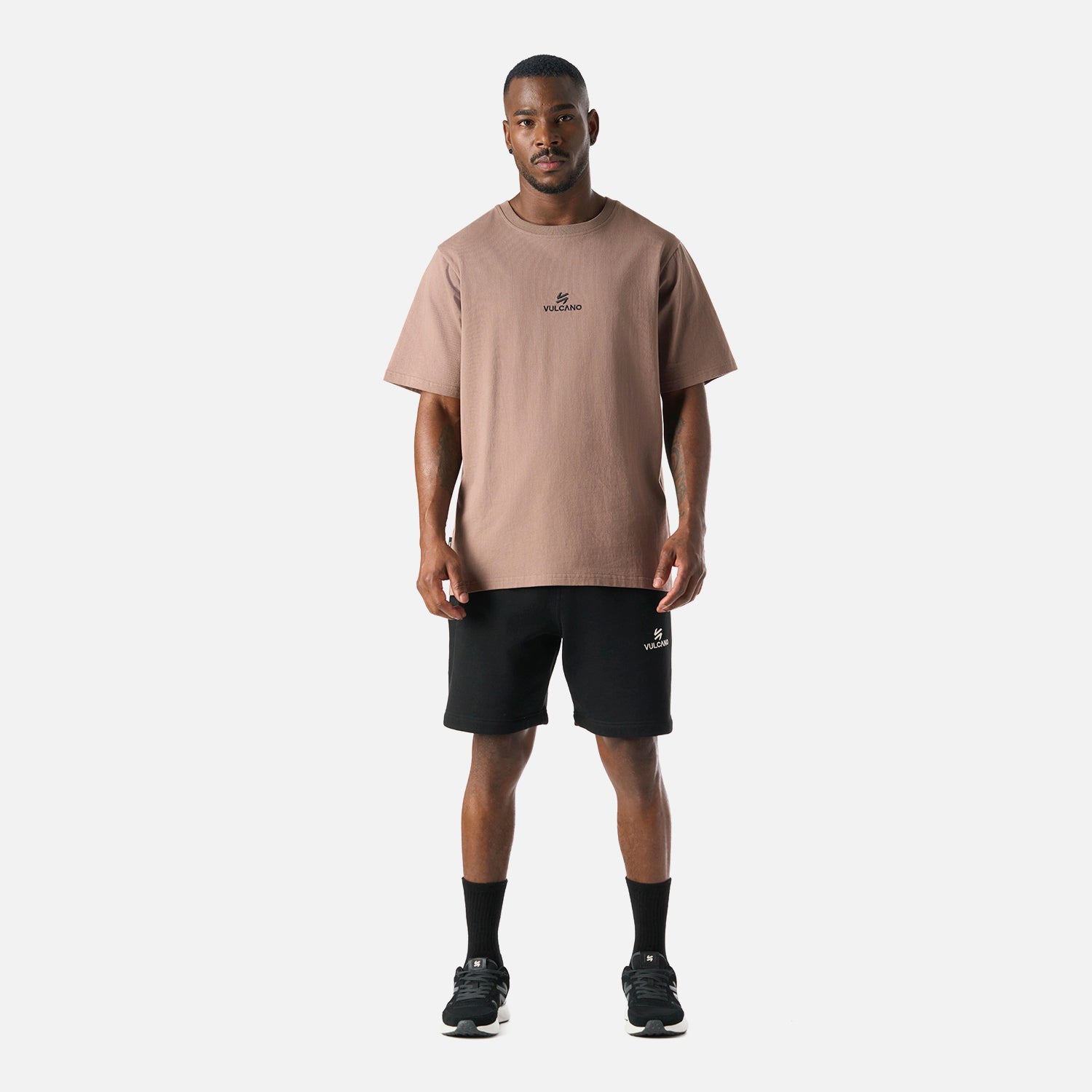 Look completo con Polera Cool Down T-Shirt Taupe Vulcano y short negro, ideal para un estilo casual masculino y versátil.