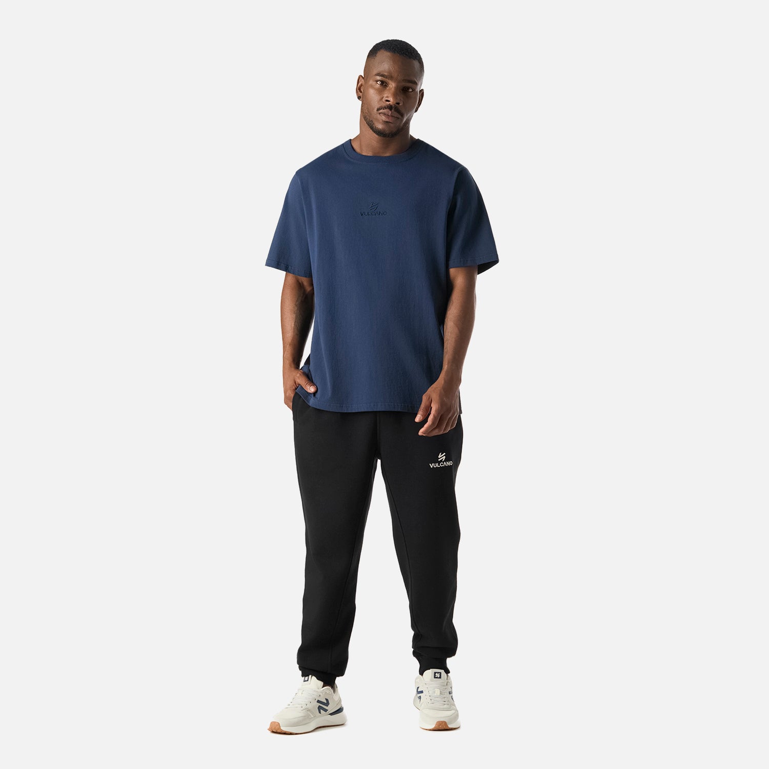 Look completo con Polera Cool Down T-Shirt Blanco Vulcano y short Azul Marino , ideal para un estilo casual masculino y versátil.