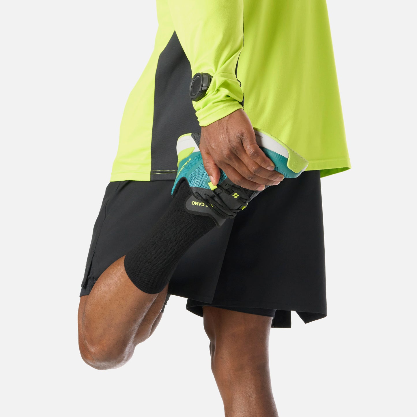 Polerón Tempo 1/4 Zip Midlayer verde lima combinado con short negro, ideal para estiramientos y rutinas de entrenamiento.
