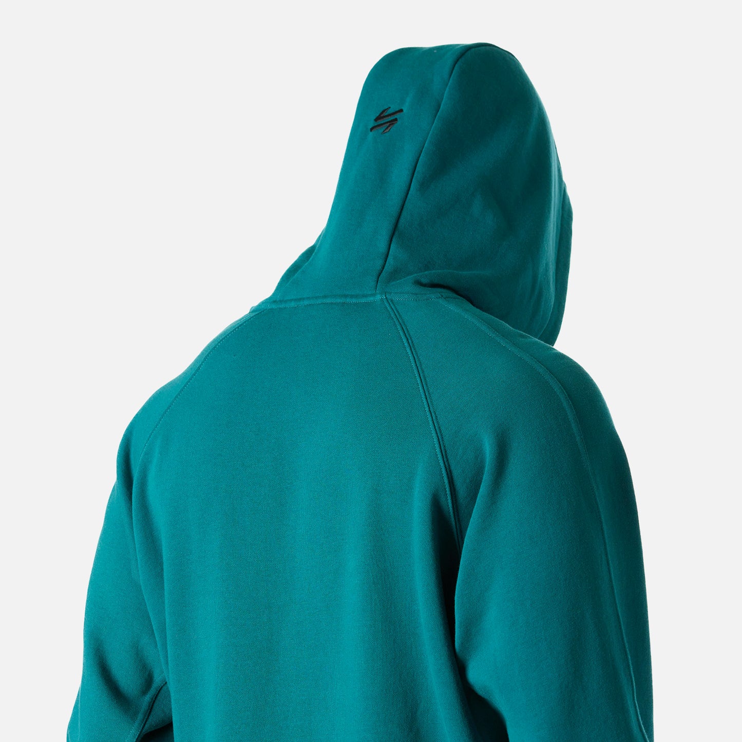 Detalle posterior de la capucha del Polerón Hombre Cool Down Sweatshirt Hoody Petroleo Vulcano con logo Vulcano bordado.