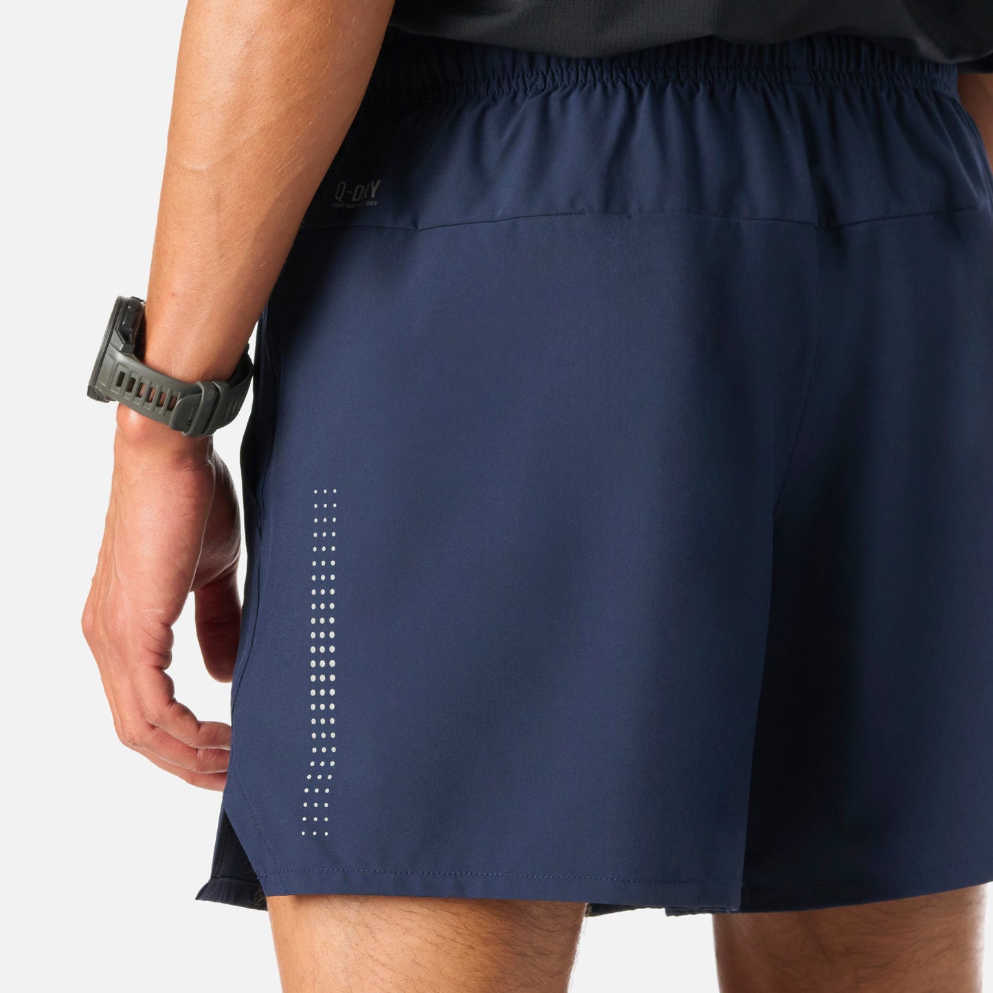 Parte trasera de los shorts Tempo 5'' Hombre azul marino con tecnología Q-Dry y microperforaciones reflectantes para mayor visibilidad nocturna.