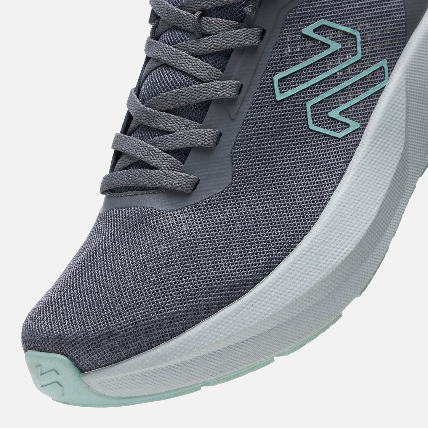Detalle frontal de las Zapatillas Mujer Seismic Gris Vulcano con malla gris transpirable y puntera reforzada para mayor durabilidad.