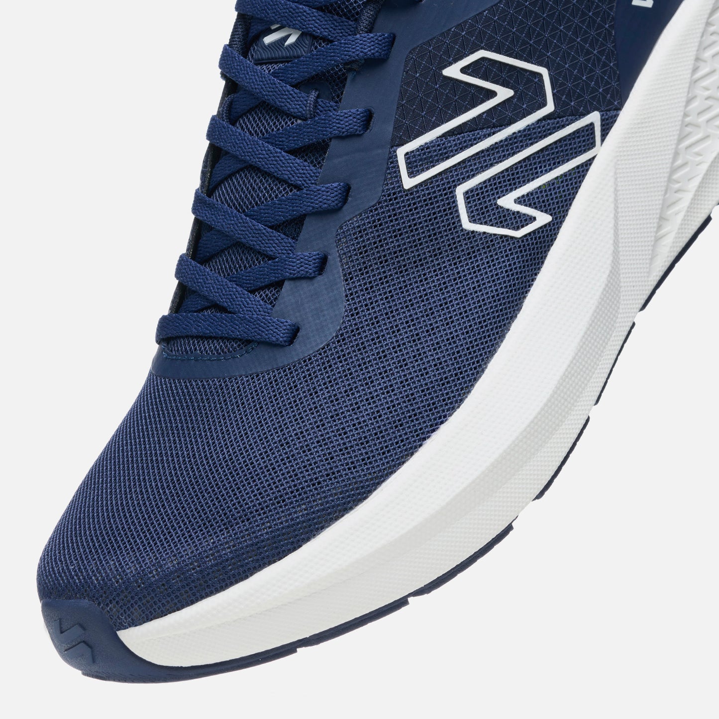 Detalle frontal de las Zapatillas Hombre Ignite Azul Marino Vulcano con malla técnica y logo lateral en blanco.