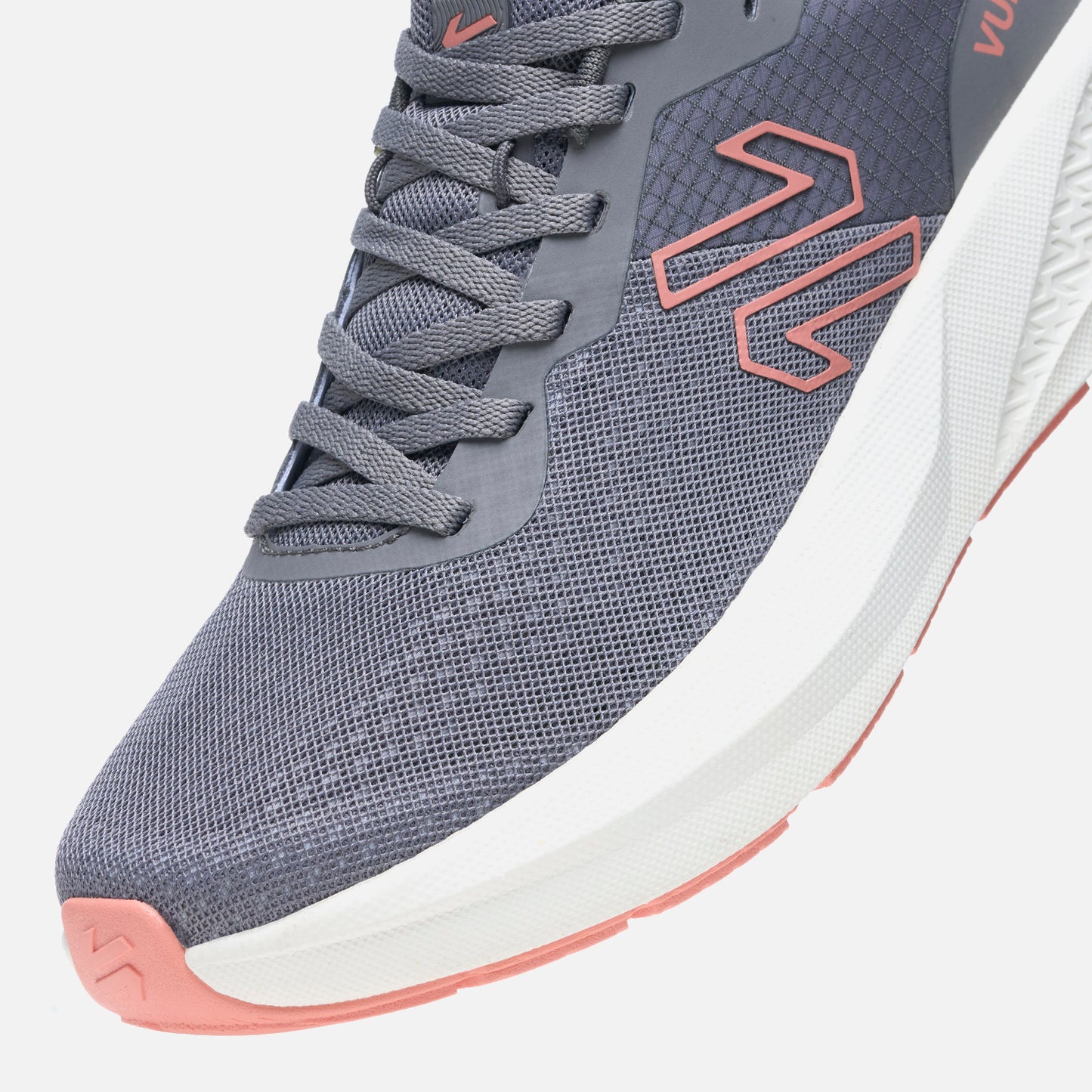 Zapatillas Mujer Ignite Gris Vulcano con diseño de micromalla respirable y suela gruesa blanca ideal para running y uso diario en invierno 2025.