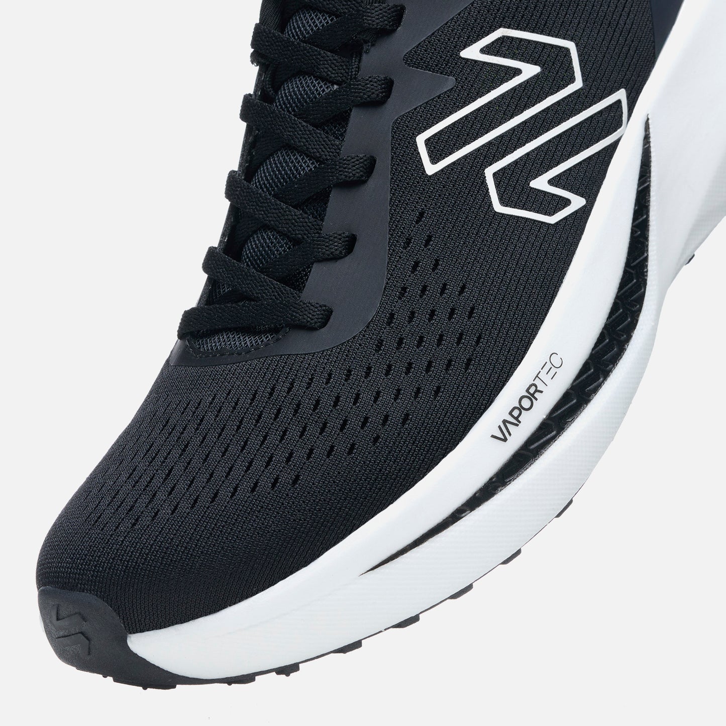 Detalle frontal de las Zapatillas Mujer Epicenter Negro Vulcano mostrando el upper perforado y tecnología VaporTec.