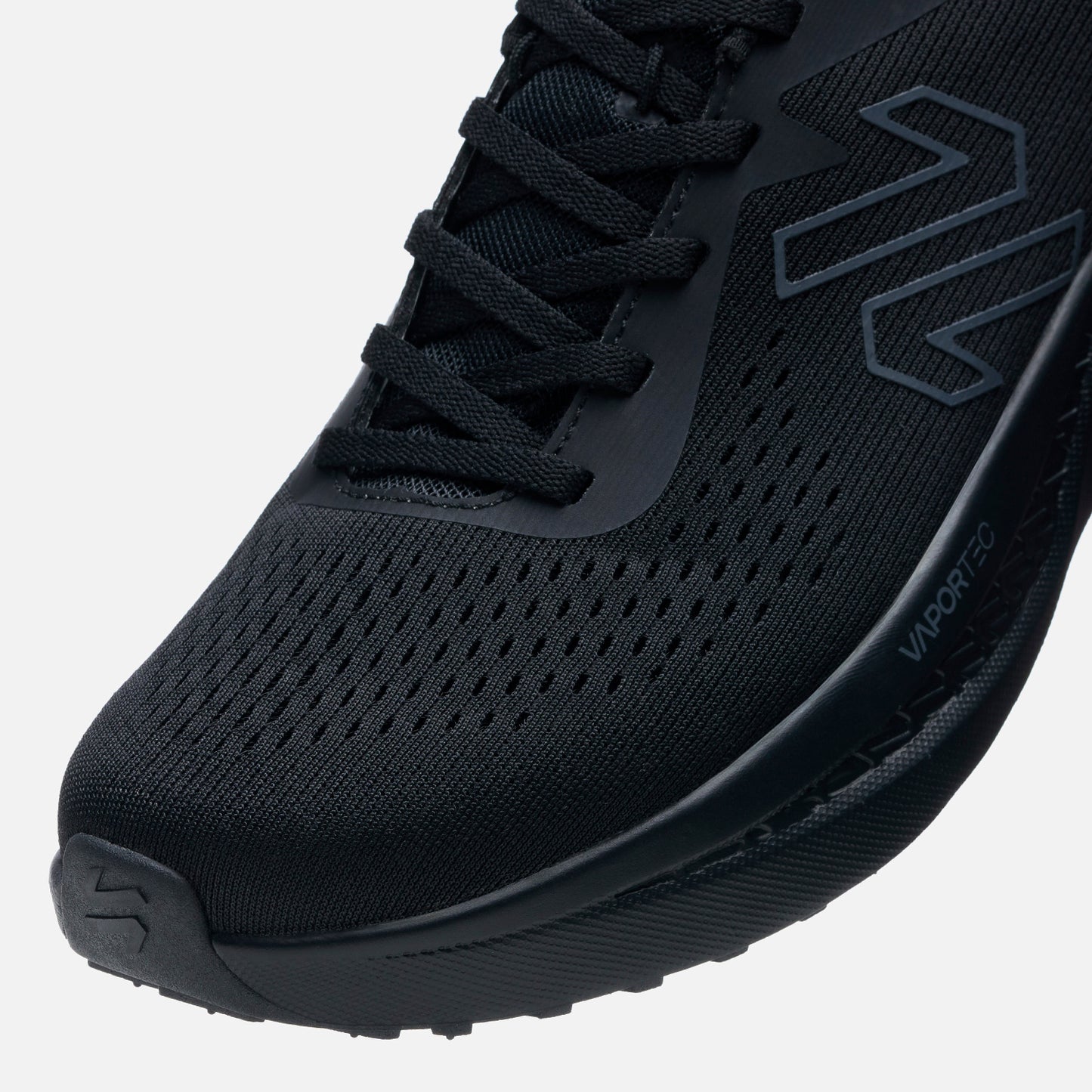 Detalle frontal de las Zapatillas Hombre Epicenter B-Dry Triple Negro Vulcano con malla transpirable y cordones resistentes.
