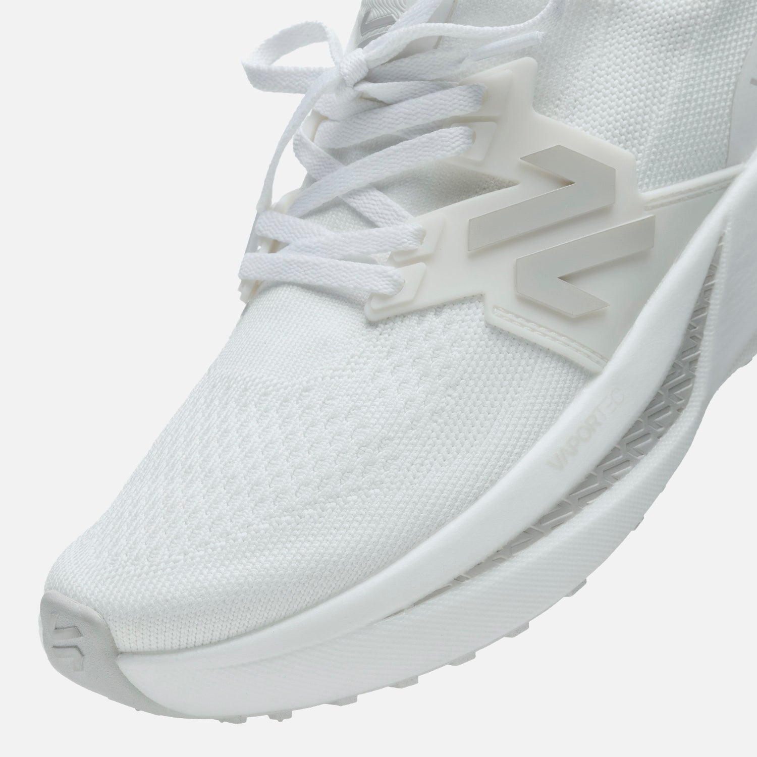Detalle frontal de las Zapatillas Hombre Magma Blanco Vulcano, mostrando el tejido transpirable y el sistema de ajuste con cordones.