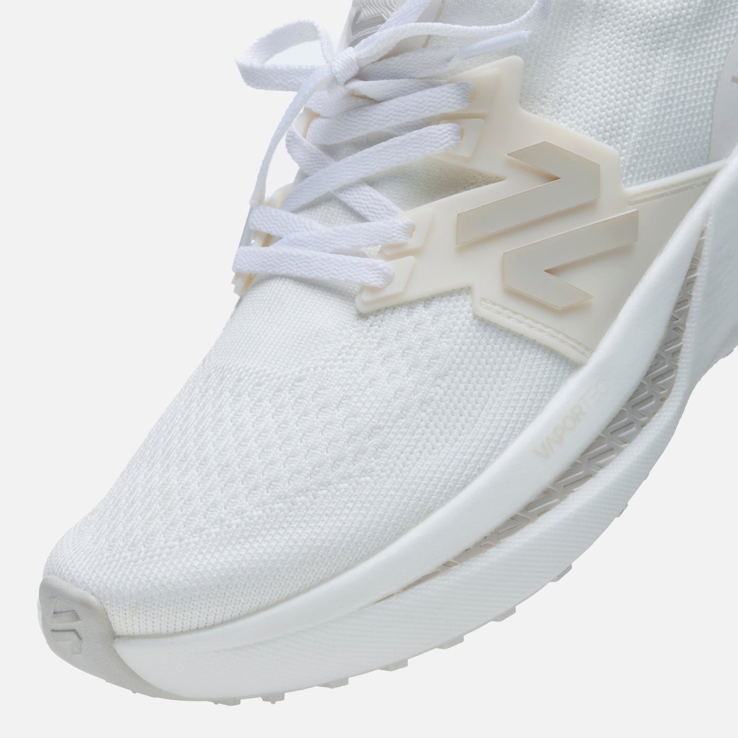 Detalle frontal de las Zapatillas Mujer Magma Blanco Vulcano con malla transpirable y cordones blancos, brindando ajuste seguro y ligereza.