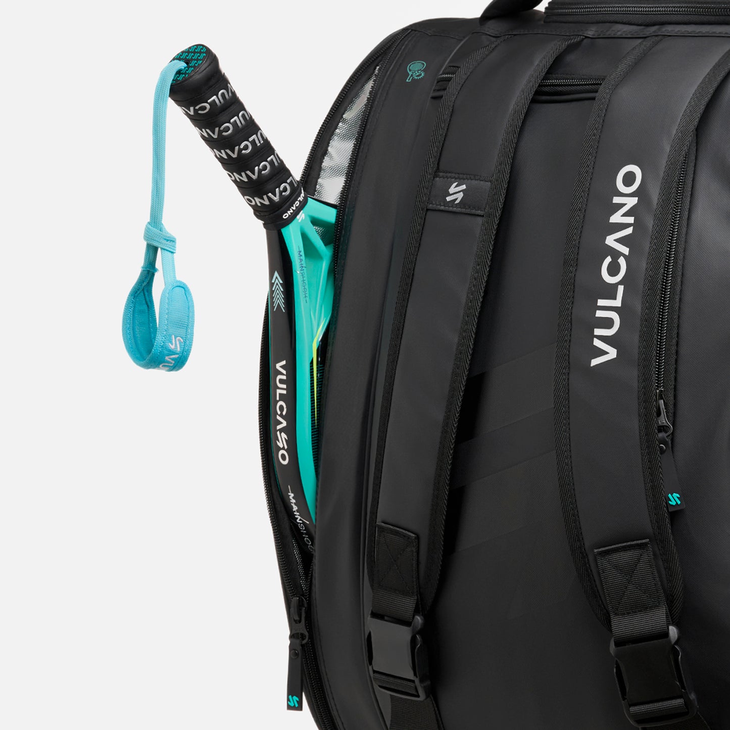 Bolso Aftershock Padel Bag Negro Vulcano con compartimento específico para pala de pádel y tirantes acolchados.