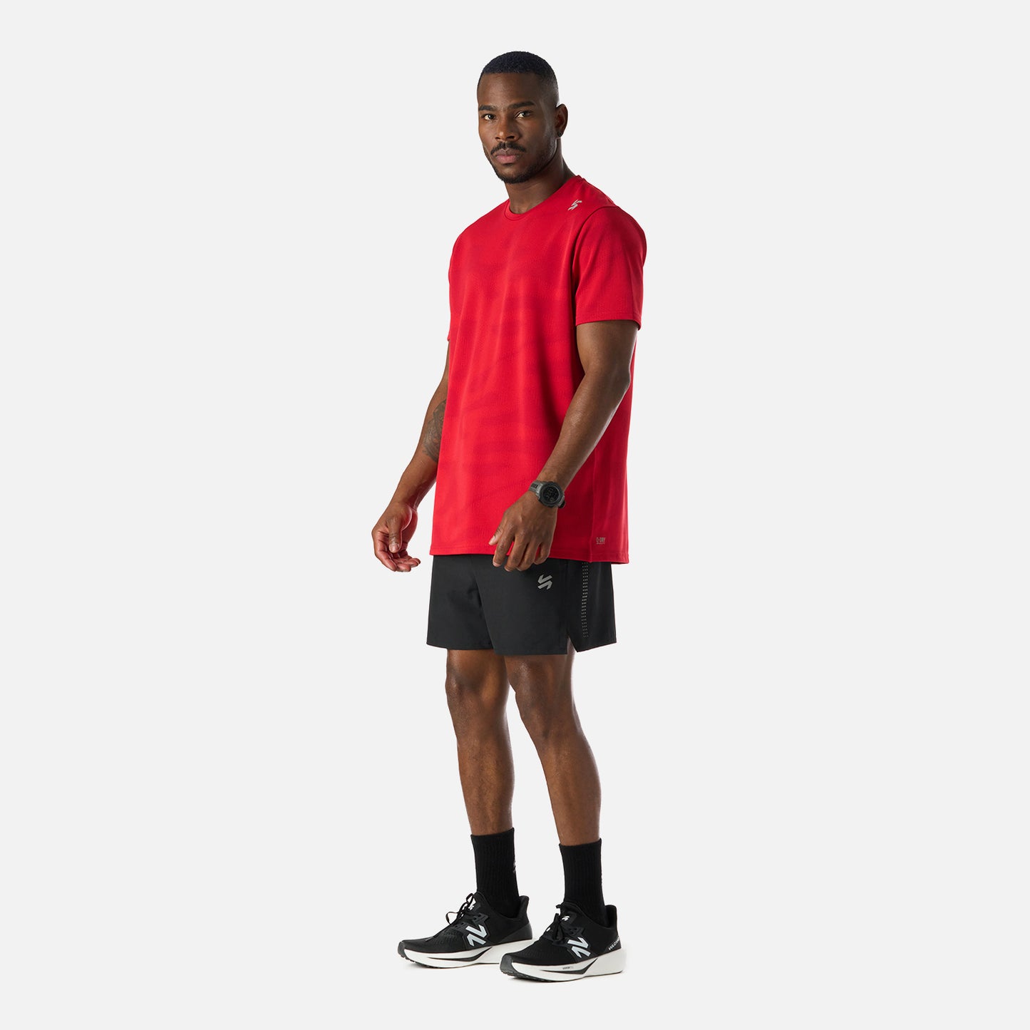 Conjunto deportivo con Polera Hombre Built To Move Pro T-Shirt Anaranjado Vulcano y short negro, ideal para actividades de running y training.