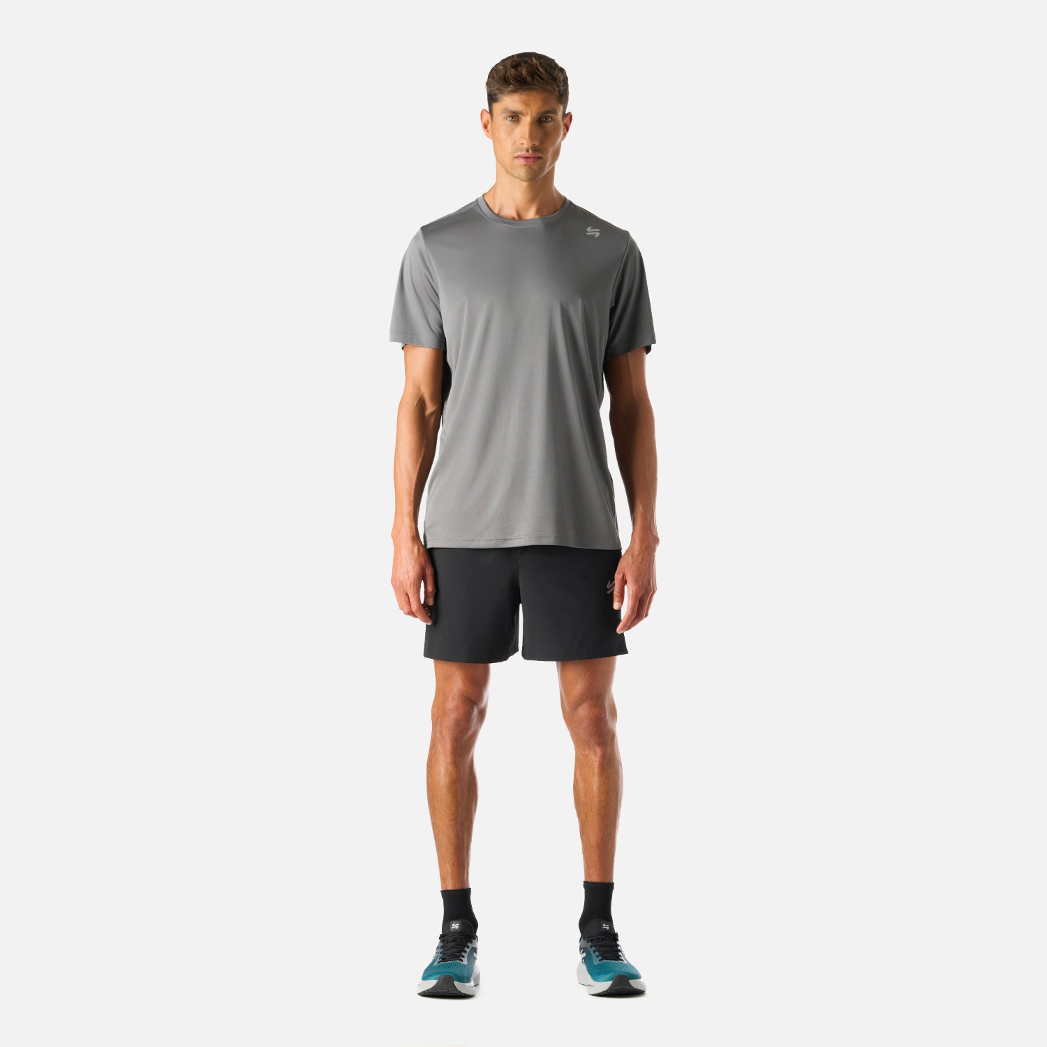 Polera Hombre Tempo Advanced T-Shirt Gris Medio Vulcano en acción durante entrenamiento, resaltando su flexibilidad y ventilación para alto rendimiento.