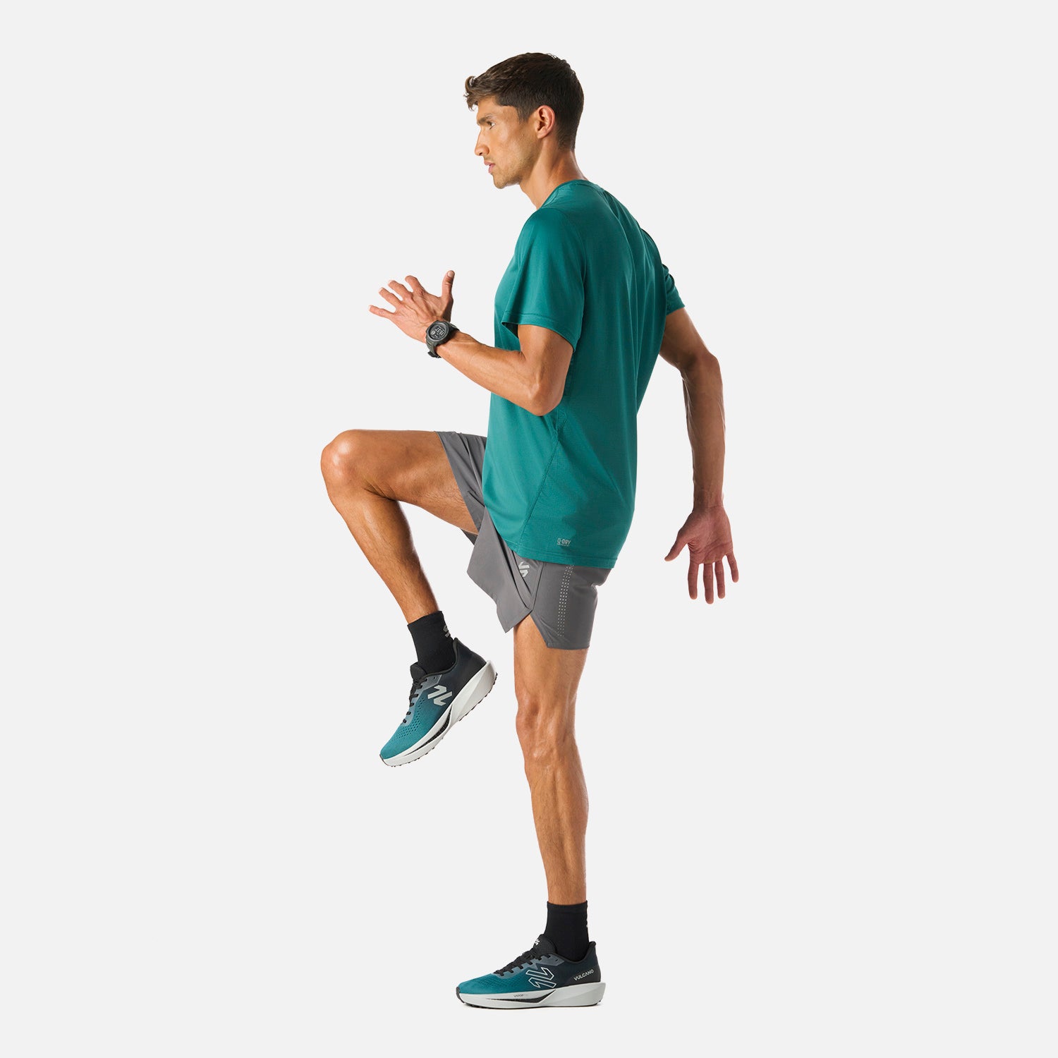 Polera Hombre Tempo Advanced T-Shirt Petroleo Vulcano en acción durante entrenamiento, resaltando su flexibilidad y ventilación para alto rendimiento.