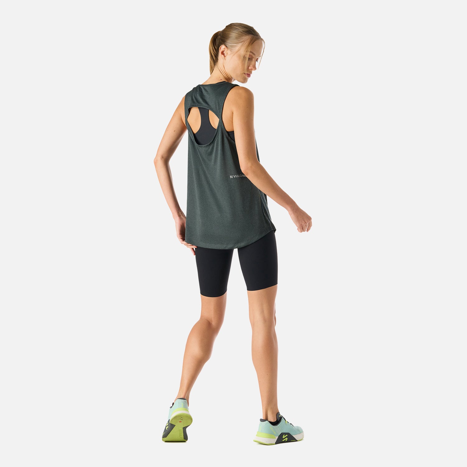 Detalle reflectivo de seguridad en Tempo Tank Top melange gris para running nocturno
