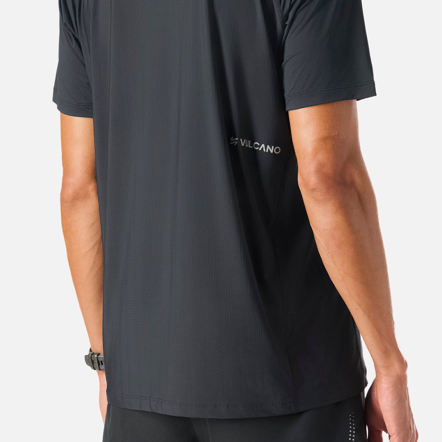 Polera Hombre Negro Vulcano - Deportiva Q-Dry, detalle del logo Vulcano en la espalda. Material técnico ideal para mantener la frescura.