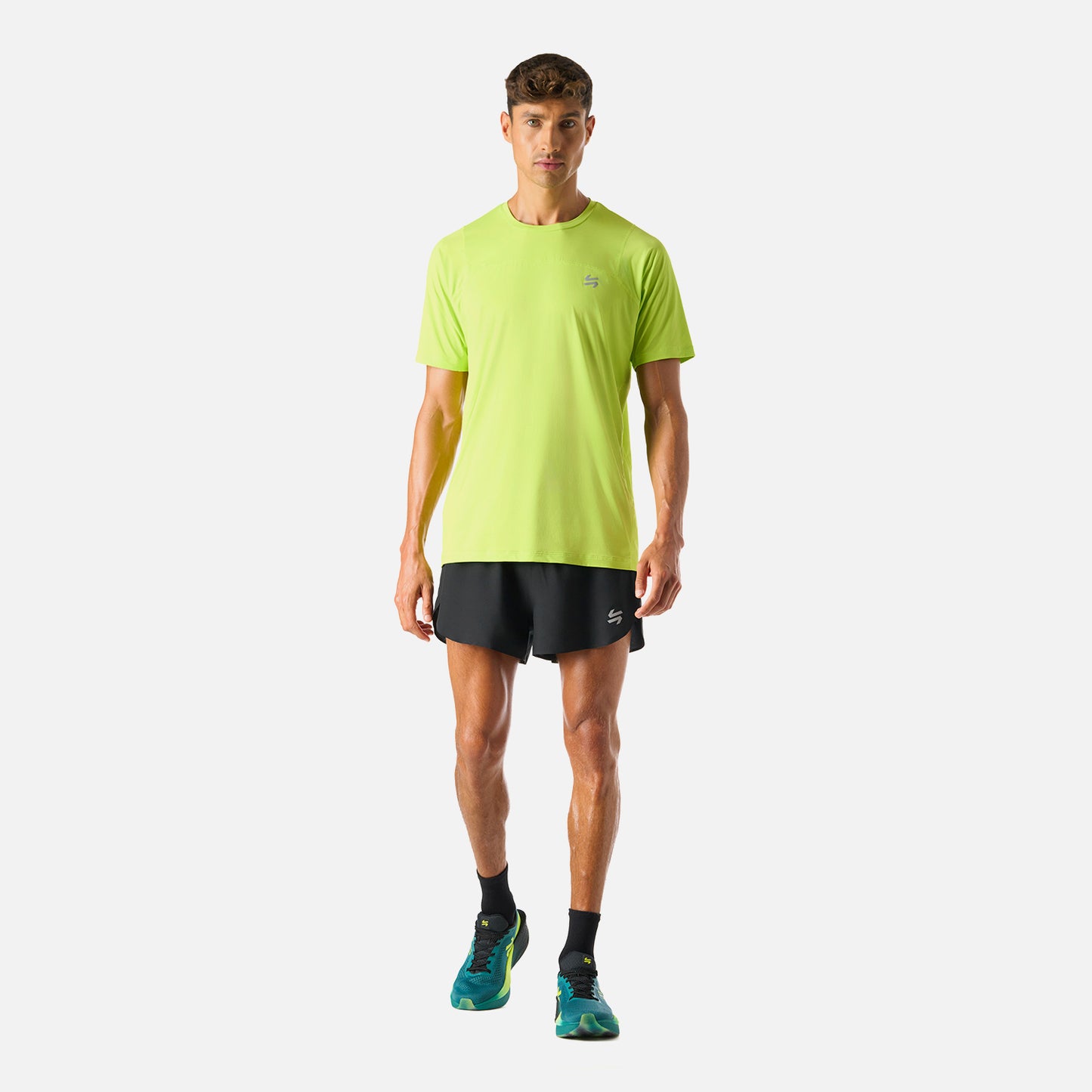Polera Hombre Verde Lima Vulcano - Deportiva Q-Dry, vista lateral completa. Perfecta para running, training o pádel gracias a su ligereza y transpirabilidad.