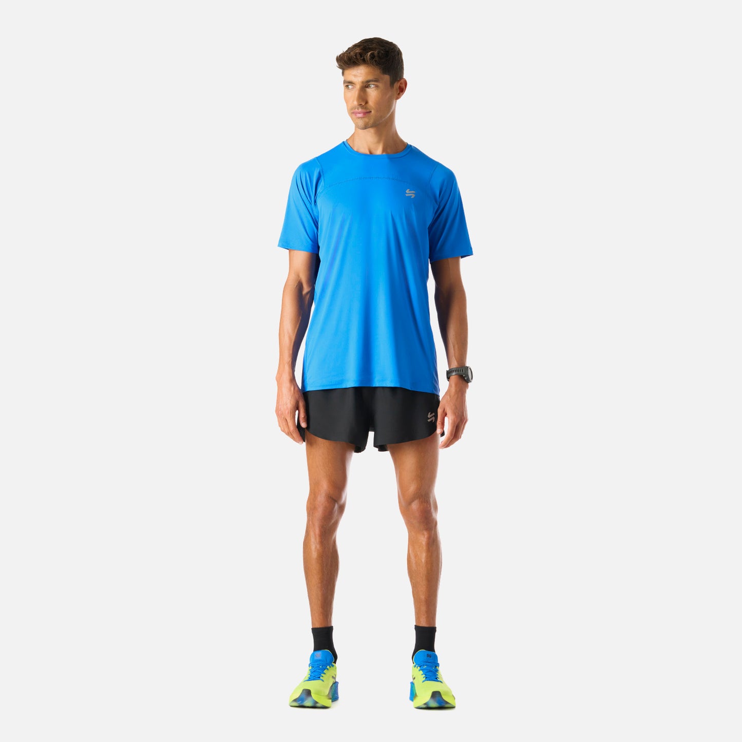 Polera Hombre Azul Vulcano - Deportiva Q-Dry, vista lateral completa. Perfecta para running, training o pádel gracias a su ligereza y transpirabilidad.