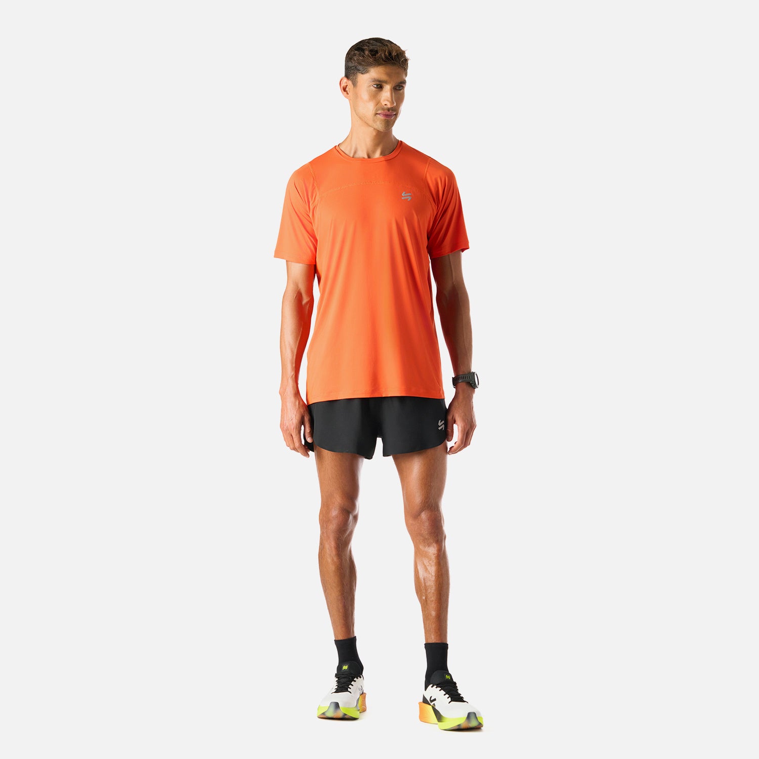 Polera Hombre Naranjo Vulcano - Deportiva Q-Dry, vista lateral completa. Perfecta para running, training o pádel gracias a su ligereza y transpirabilidad.
