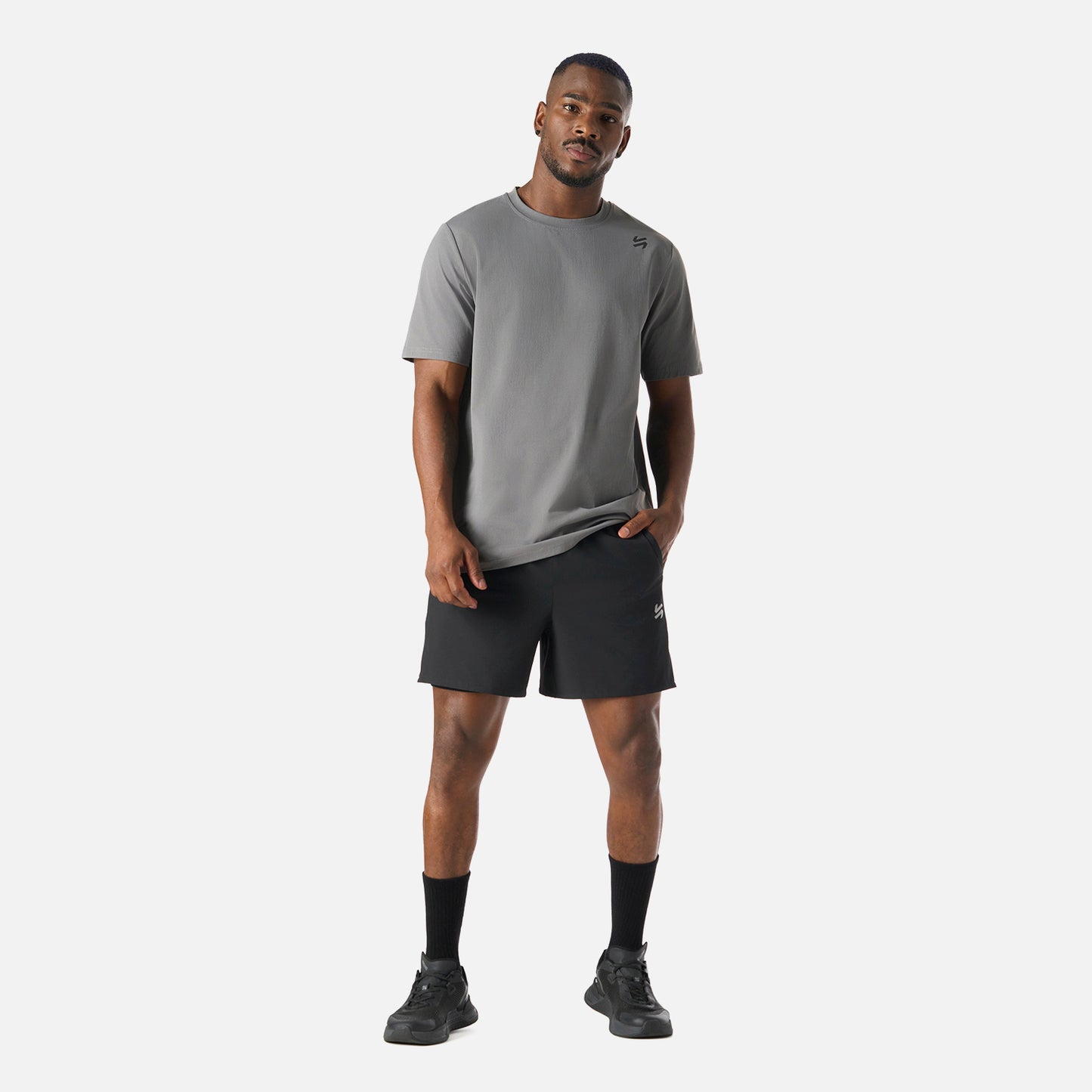 Polera Hombre Tempo T-Shirt Gris Medio Vulcano en acción, diseñada para entrenamiento con tejido ligero y transpirable que mejora el rendimiento.