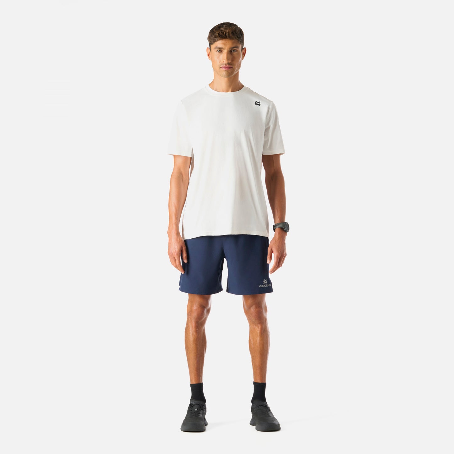 Polera Hombre Tempo T-Shirt Blanco Vulcano en acción, diseñada para entrenamiento con tejido ligero y transpirable que mejora el rendimiento.