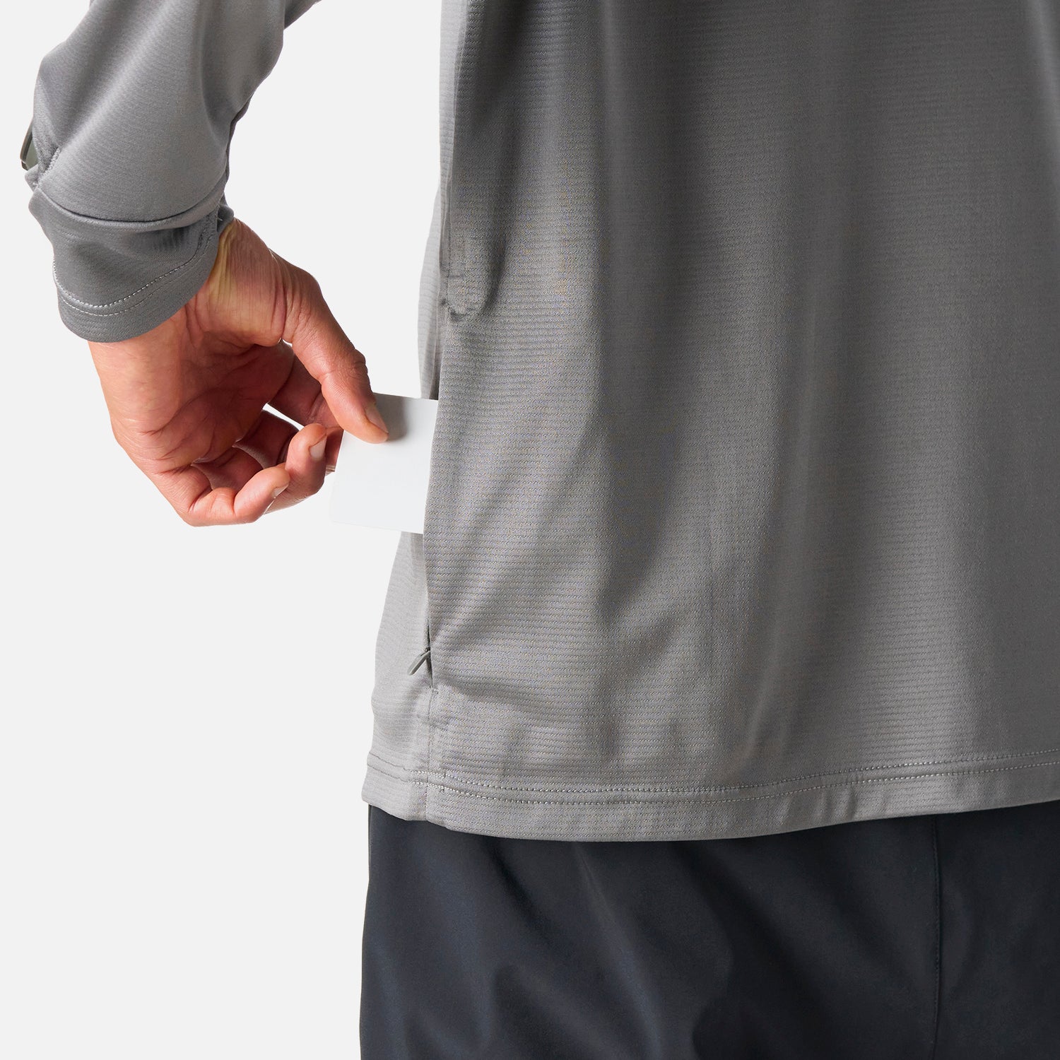 Bolsillo lateral del Polerón Hombre Built To Move 1/4 Zip Midlayer Gris Medio Vulcano, práctico para guardar objetos pequeños durante la actividad física.