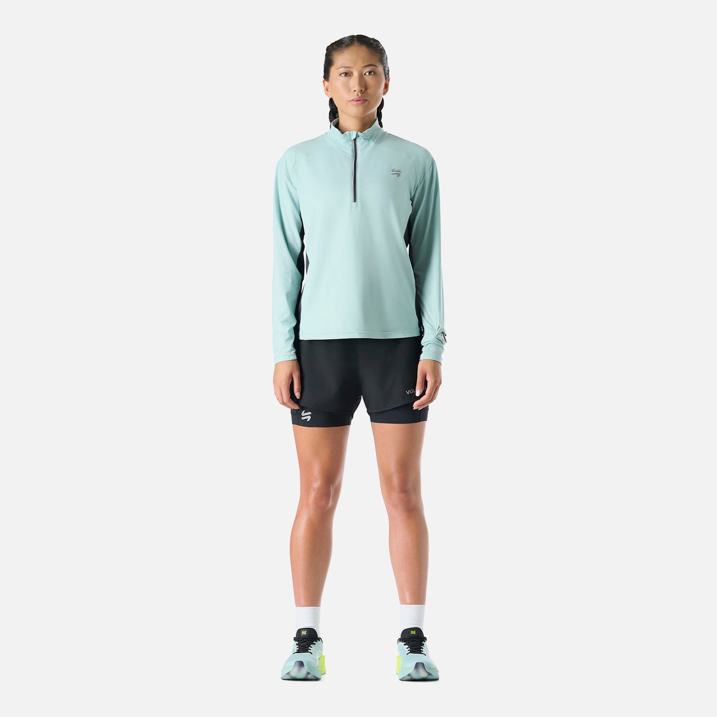 Vista completa del Polerón Mujer Tempo 1/4 Zip Midlayer Jade Vulcano combinado con short deportivo, perfecto para running y actividades outdoor.
