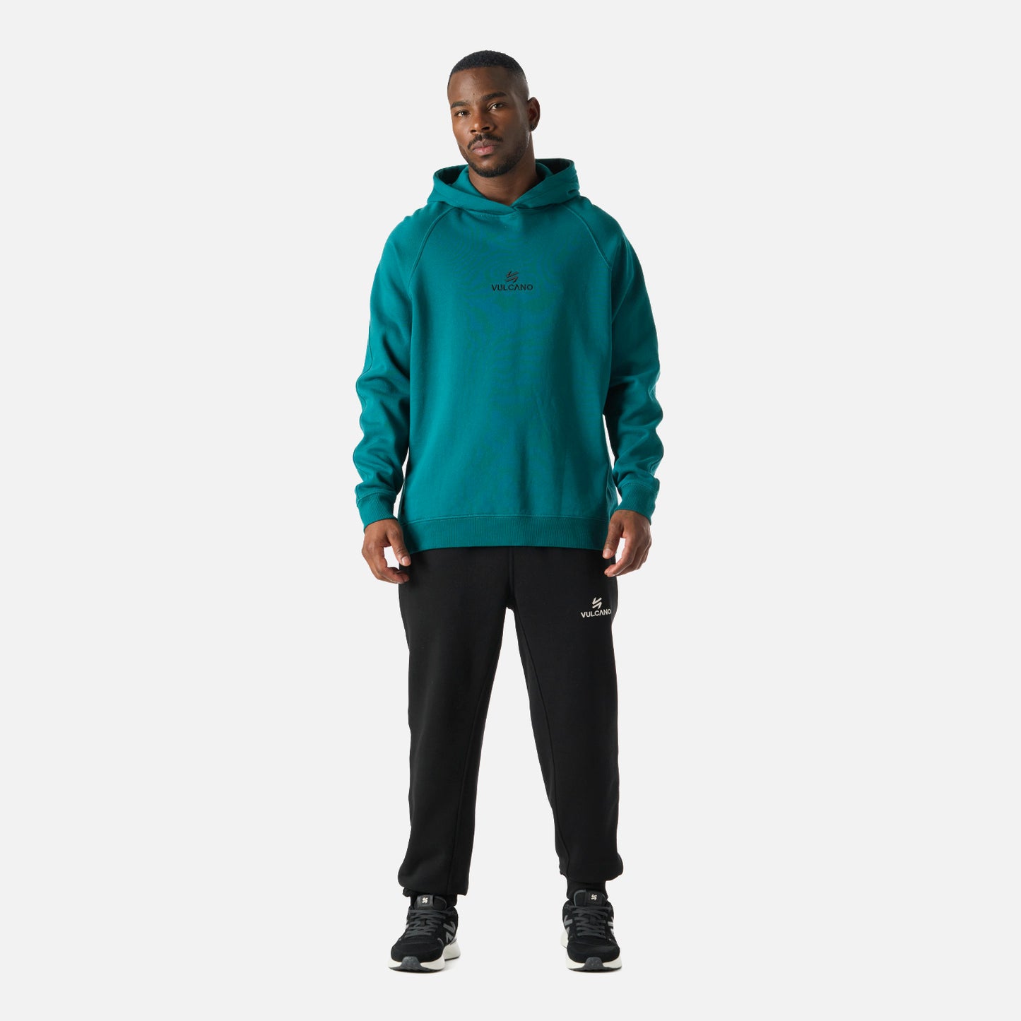 Conjunto completo con Polerón Hombre Cool Down Sweatshirt Hoody Petroleo Vulcano y pantalón negro Vulcano, estilo urbano y cómodo.