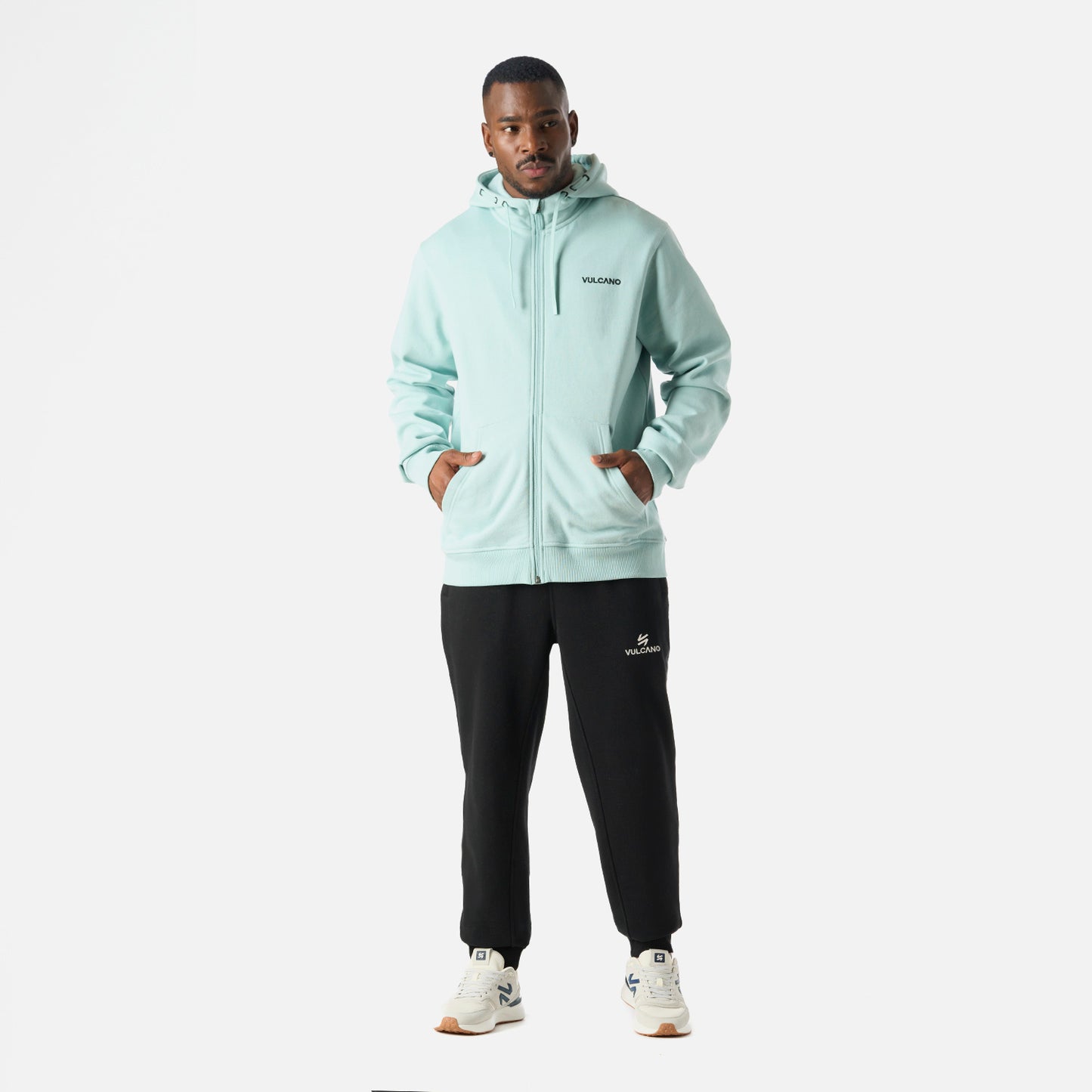 Conjunto completo con el Polerón Hombre Cool Down Full Zip Sweatshirt Hoody Jade Vulcano y pantalones deportivos, estilo urbano y cómodo.