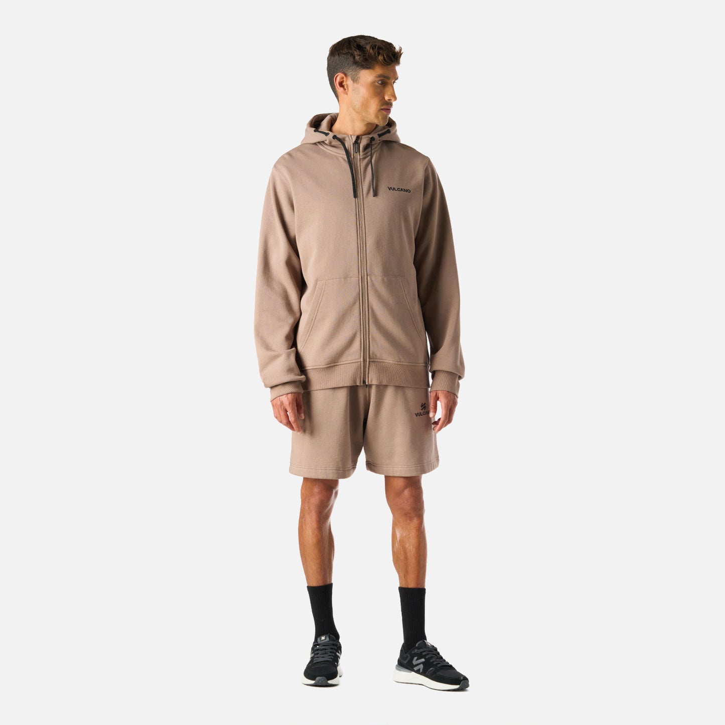 Conjunto completo con el Polerón Hombre Cool Down Full Zip Sweatshirt Hoody Taupe Vulcano y short a juego, look casual para temporada CYBER2025.