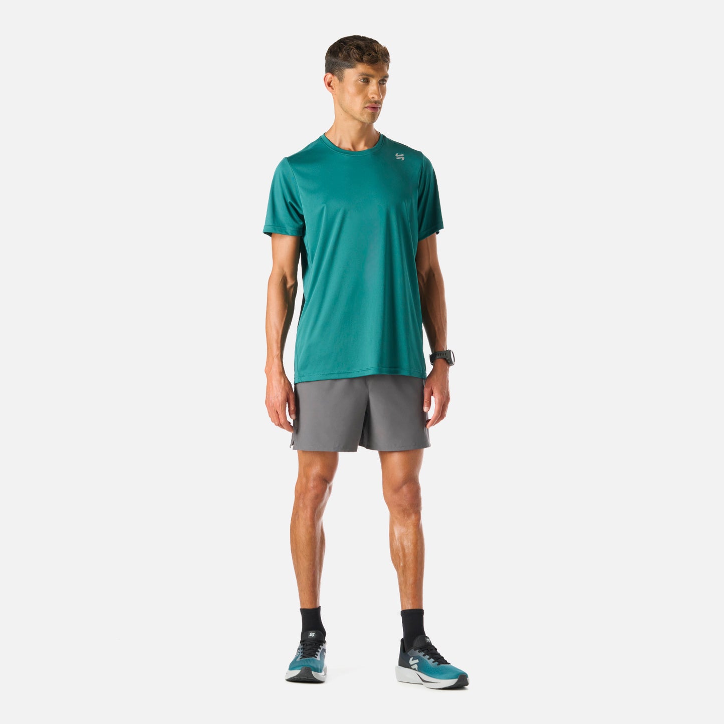 Shorts Tempo 5'' gris medio en acción, combinados con zapatillas, ideales para entrenamiento