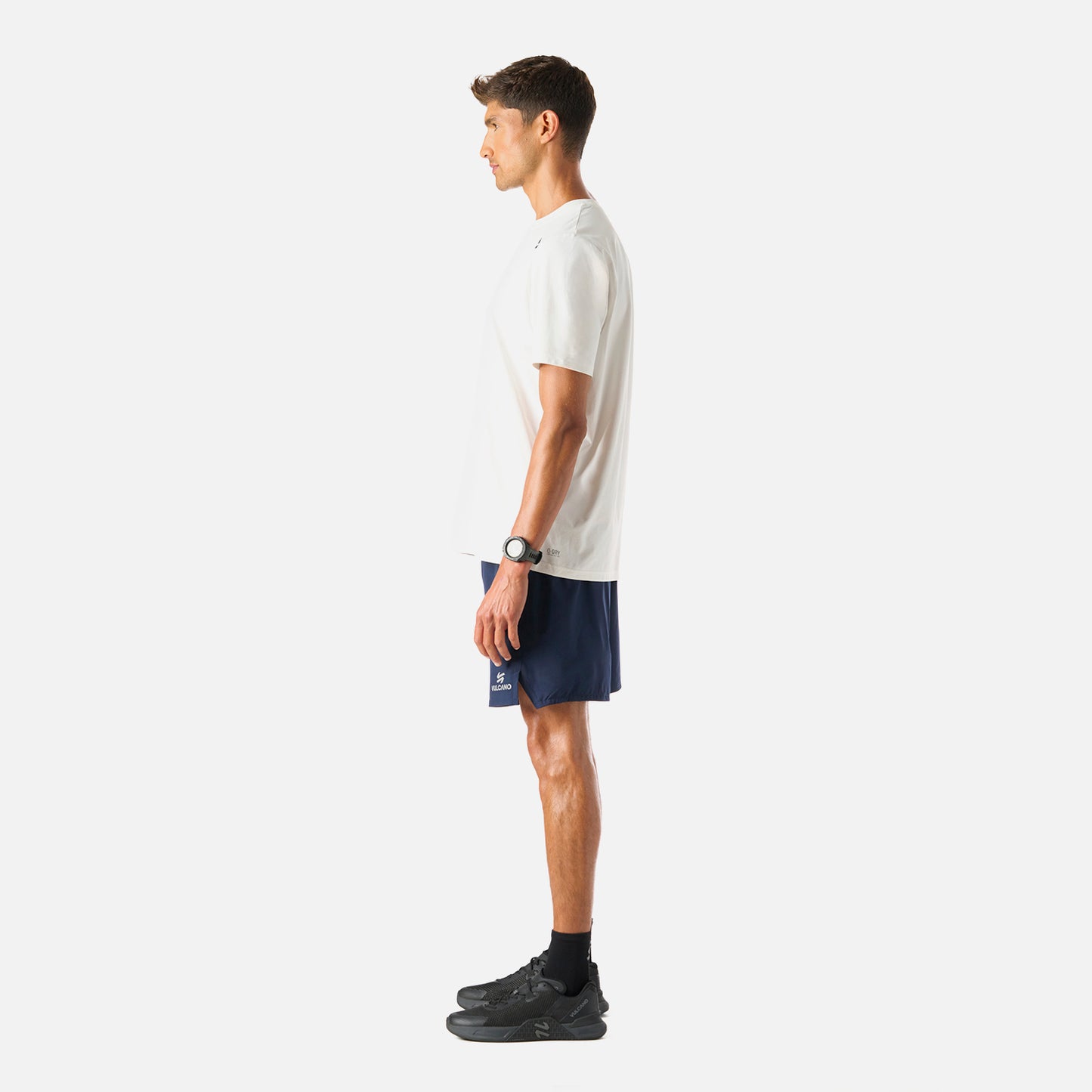 Shorts Tempo 7" Azul Marino Vulcano durante estiramiento lateral, demostrando su elasticidad y soporte para rutinas de entrenamiento funcional.