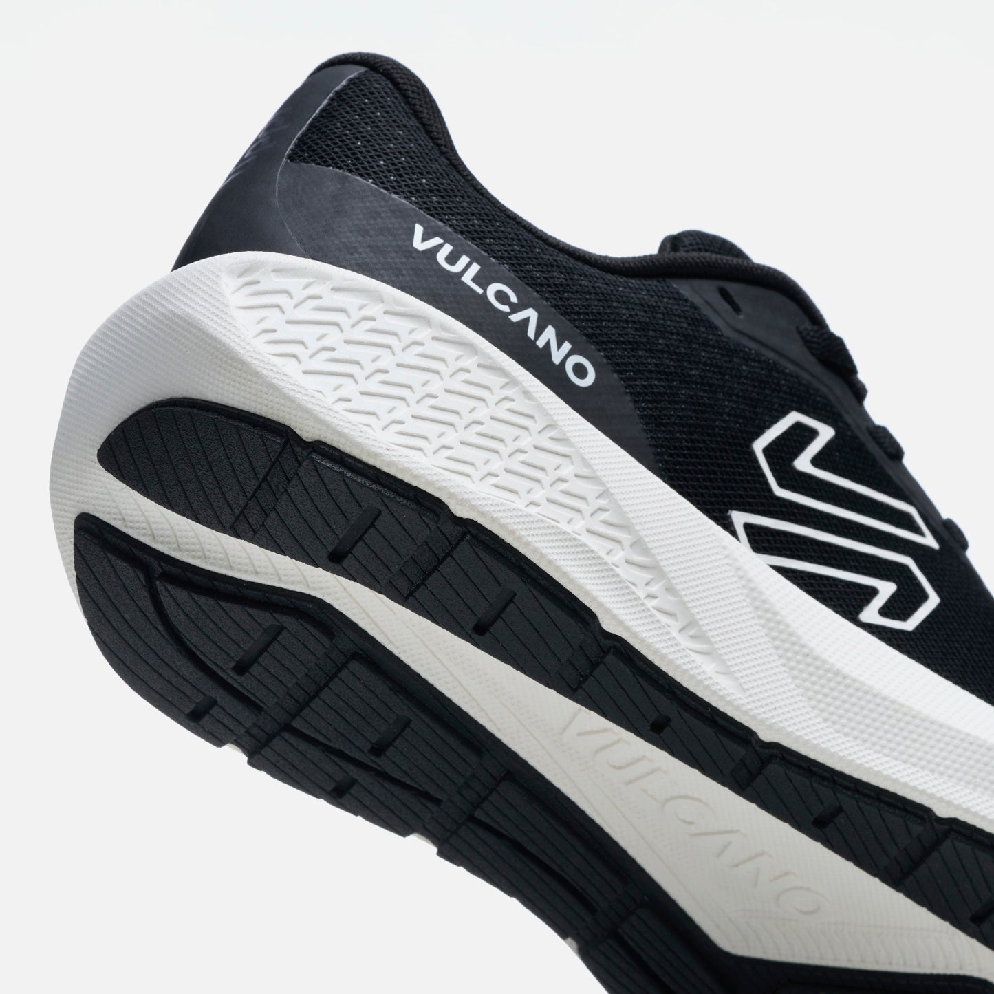 Detalle del talón de las Zapatillas Hombre Seismic Negro Vulcano con logo VULCANO y suela texturizada para absorción de impacto y tracción.