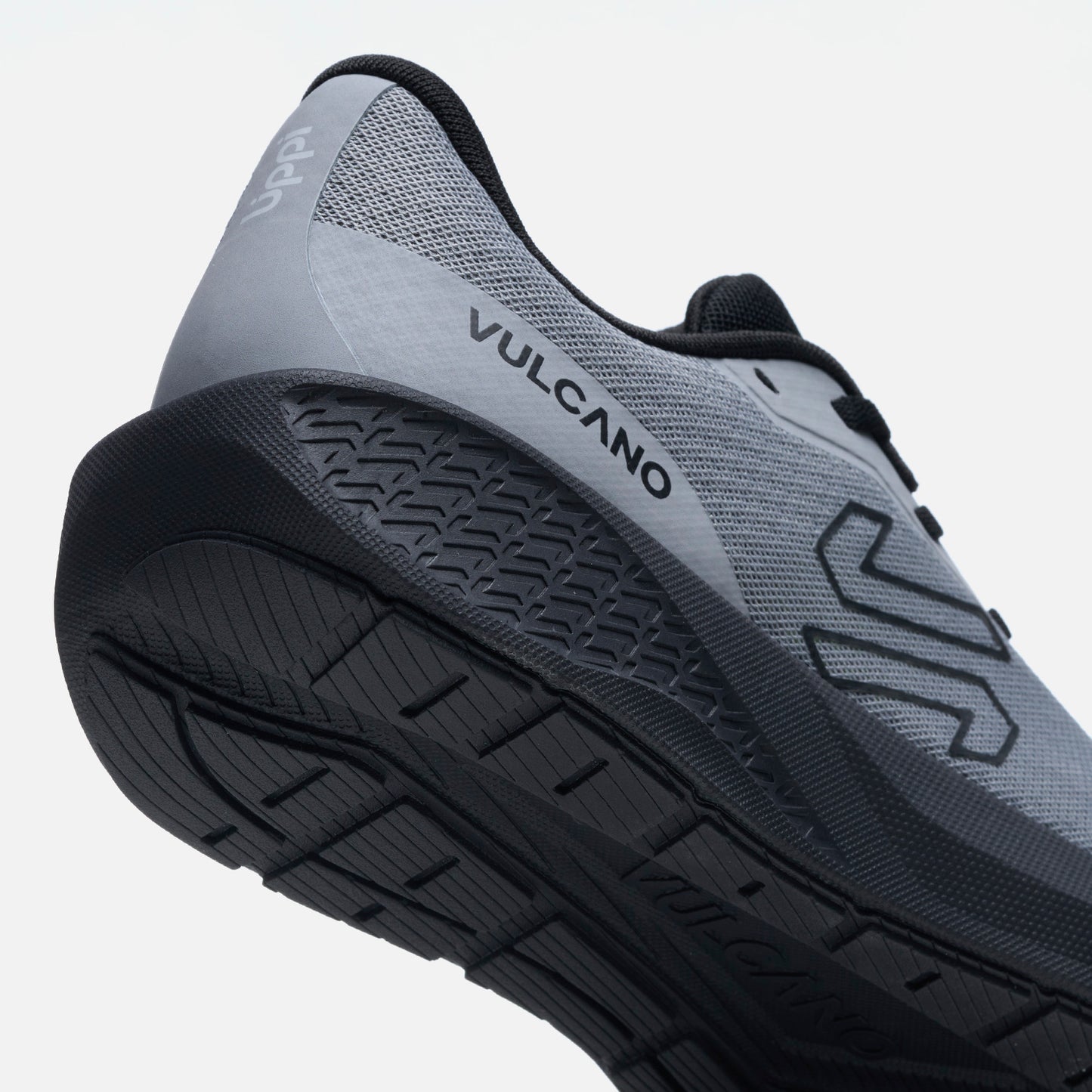 Zapatillas Hombre Seismic Gris / Negro Vulcano con suela de alto agarre y diseño ergonómico, ideales para running y movimientos intensos.