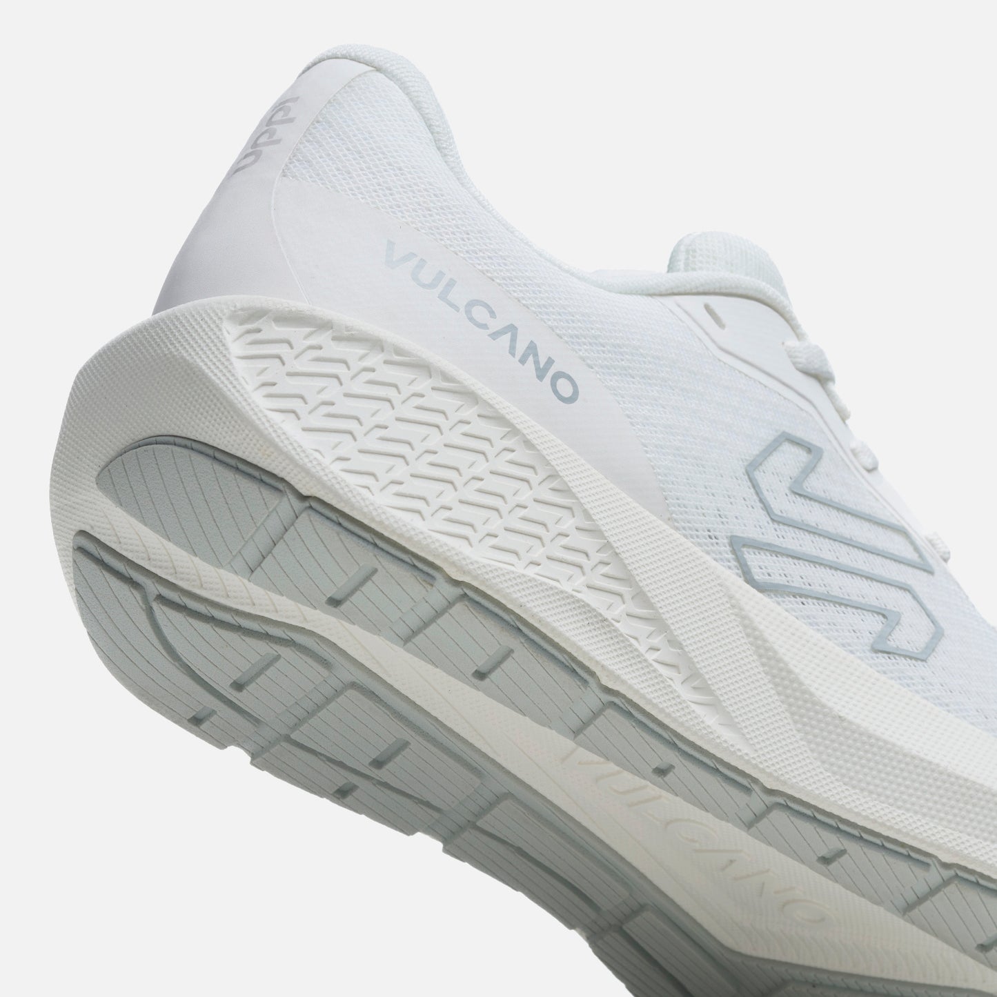 Detalle del talón y suela de las Zapatillas Mujer Seismic Blanco Vulcano con amortiguación avanzada y diseño ergonómico para corredoras.