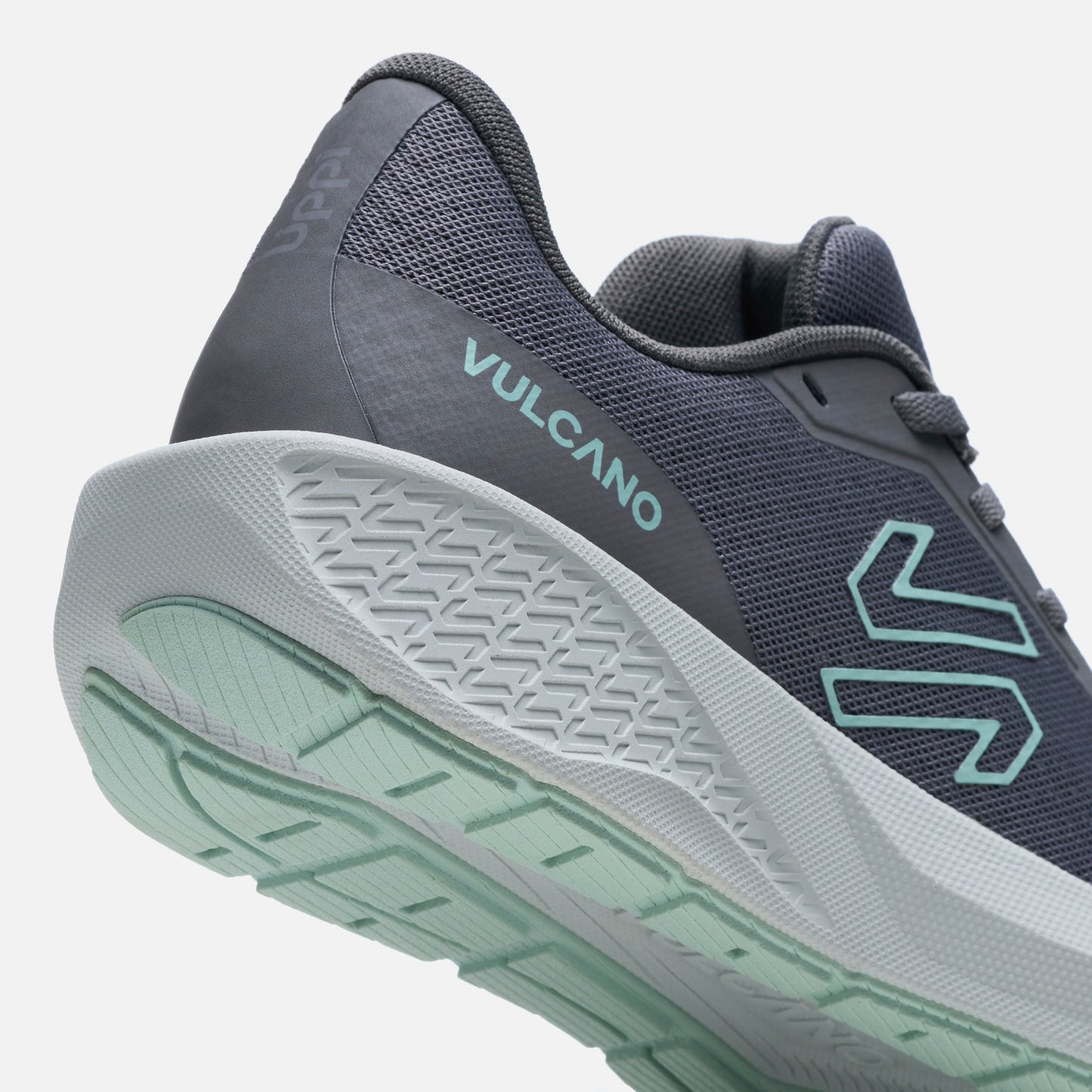 Detalle del talón de las Zapatillas Mujer Seismic Gris Vulcano con logo VULCANO y suela texturizada para mejor amortiguación.