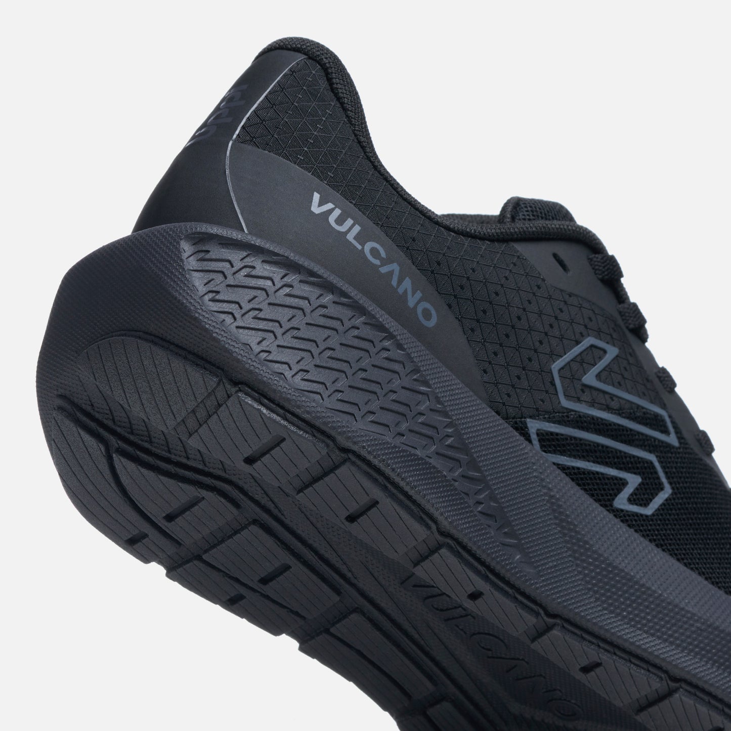 Detalle del talón de las Zapatillas Hombre Ignite Triple Negro Vulcano con suela de alto agarre y diseño inspirado en la fuerza del volcán. Ideal para running urbano y entrenamientos diarios.
