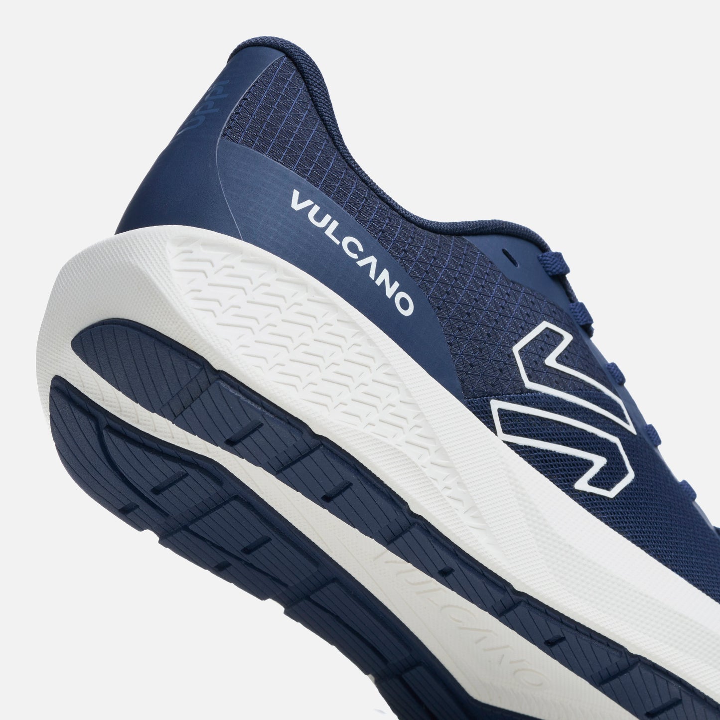 Detalle del talón de las Zapatillas Hombre Ignite Azul Marino Vulcano con logo Vulcano y suela texturizada para mejor amortiguación.