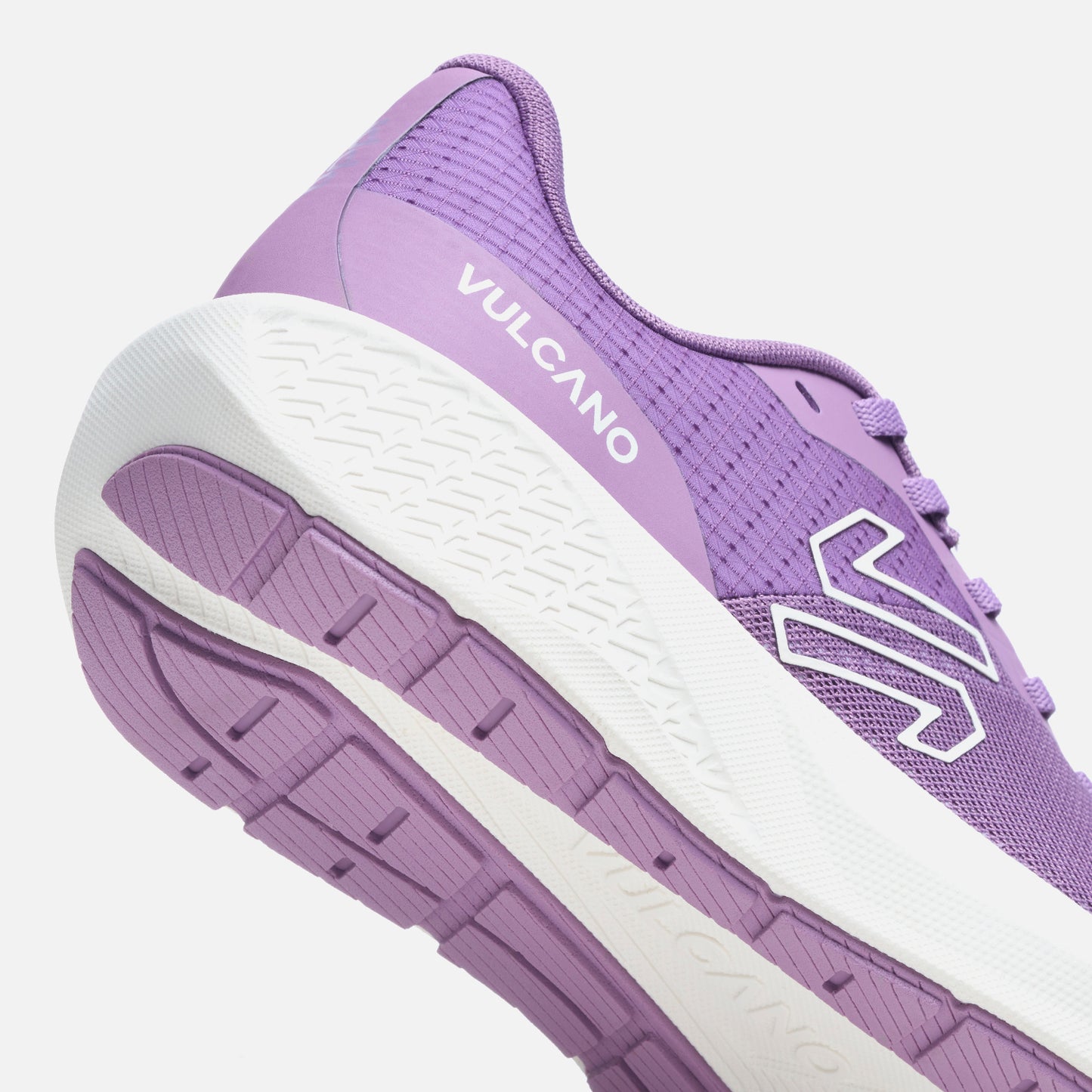 Detalle del talón de las Zapatillas Mujer Ignite Lila Oscuro Vulcano con logo Vulcano y suela acolchada para absorción de impacto en cada paso.