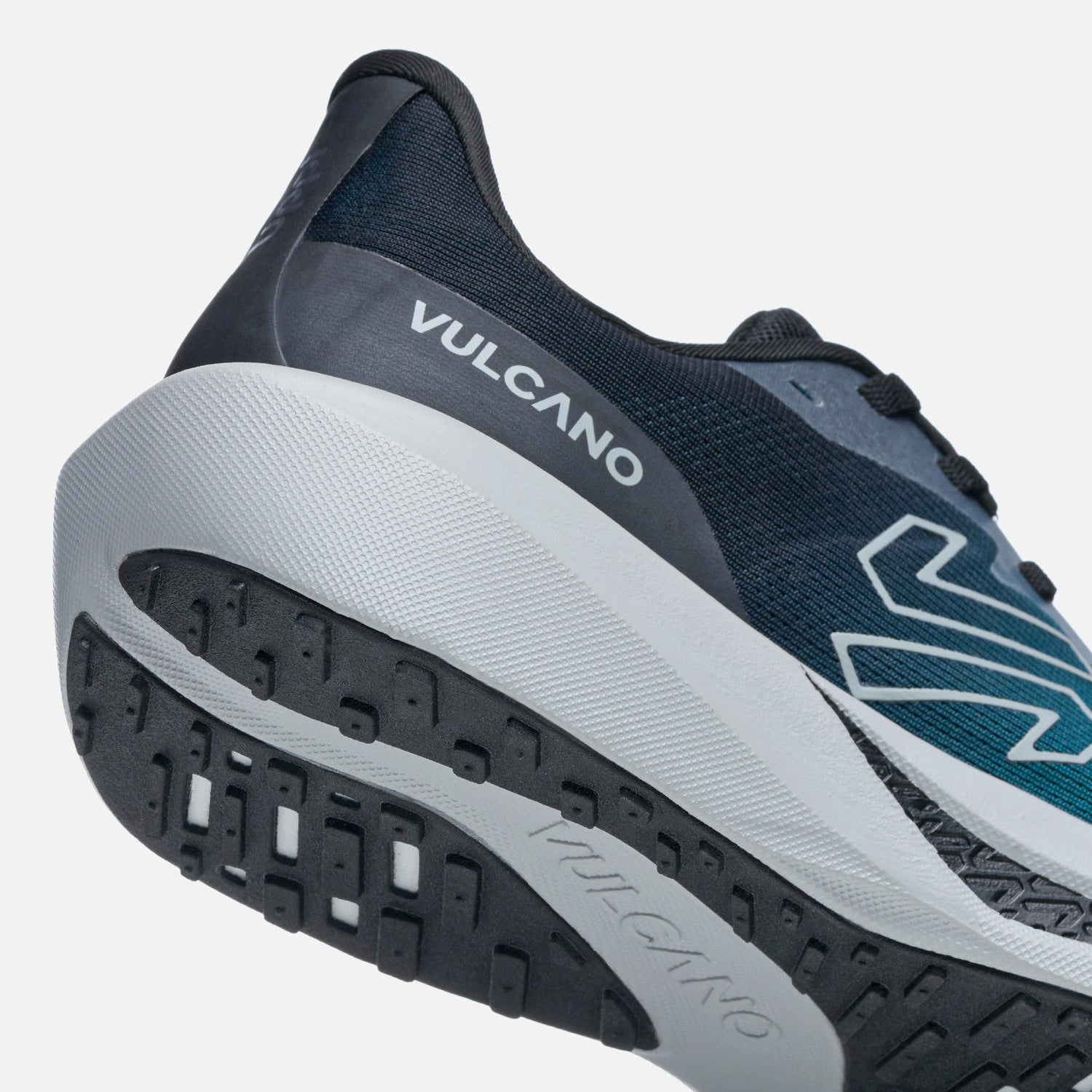 Detalle del talón de las Zapatillas Hombre Epicenter Petroleo / Negro Vulcano con suela curvada y logo Vulcano para mejor impulso en cada zancada.
