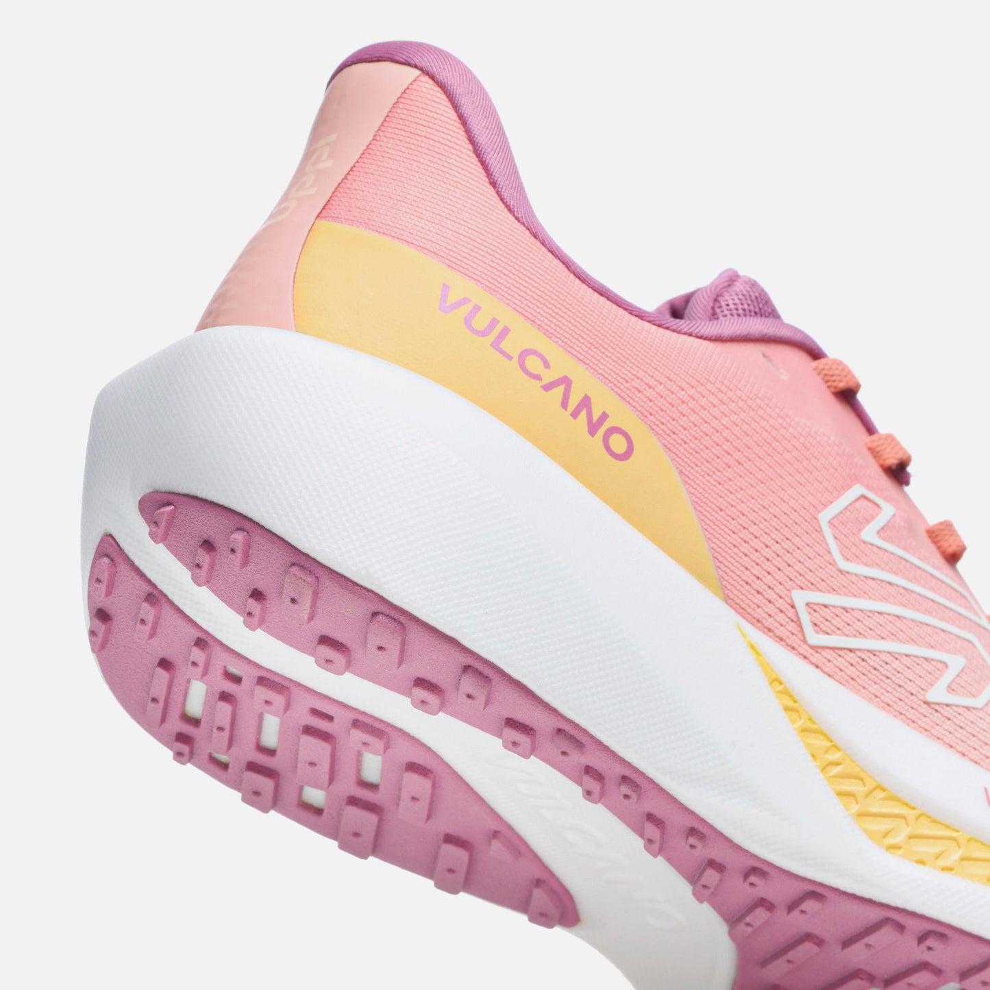 Zapatillas Mujer Epicenter Durazno Vulcano con suela antideslizante rosada y detalles en amarillo, ideales para running diario y distancias medias.